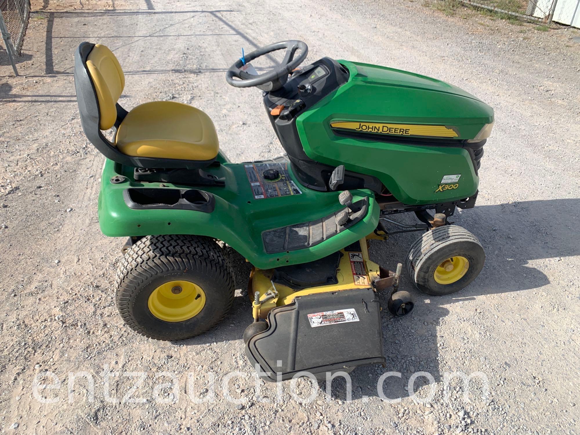 JD X300 MOWER, 48" CUT, HYDROSTAT, NEW BATTERY