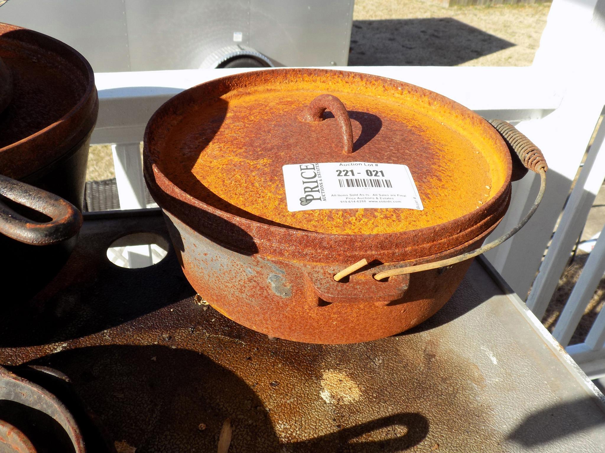 Lot 21: Cast Iron Dutch Oven, Large Capacity