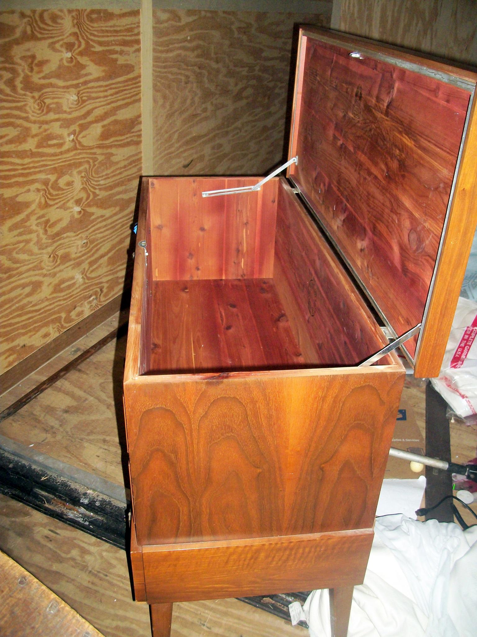 Lot 45: Beautiful Mid Century Modern Cedar Chest By Lane Alta Vista, Virginia