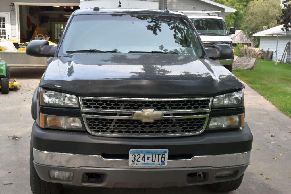 2005 Chevy 2500 HD, 4 Door, 6.0 Liter, Automatic, Leather Interior, Topper, 136,500 Miles, Excellent