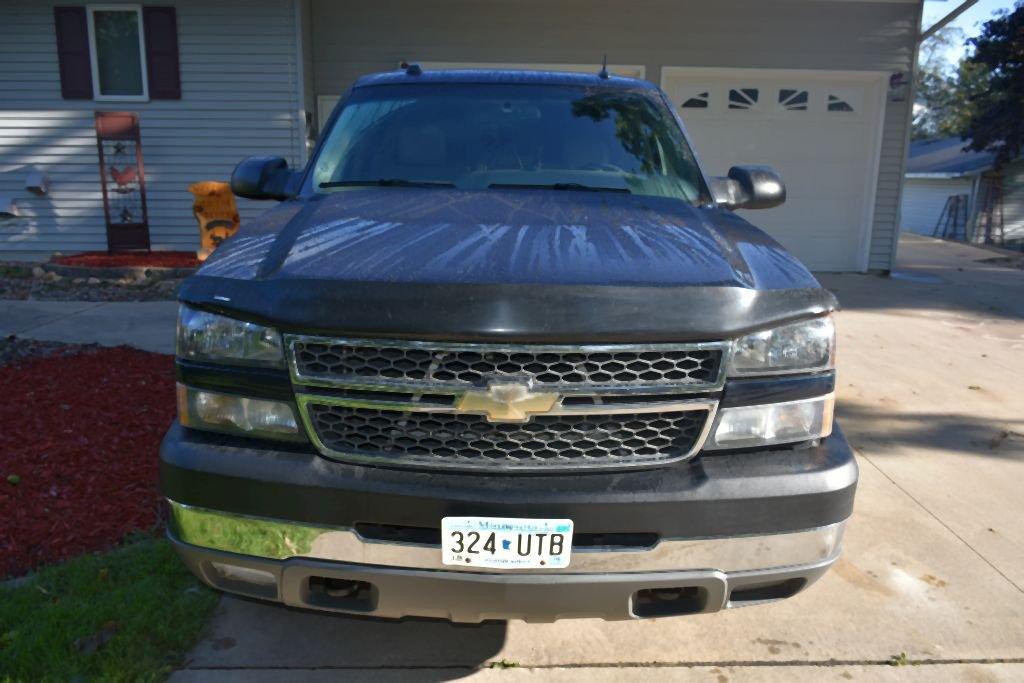 2005 Chevy 2500 HD, 4 Door, 6.0 Liter, Automatic, Leather Interior, Topper, 136,500 Miles, Excellent