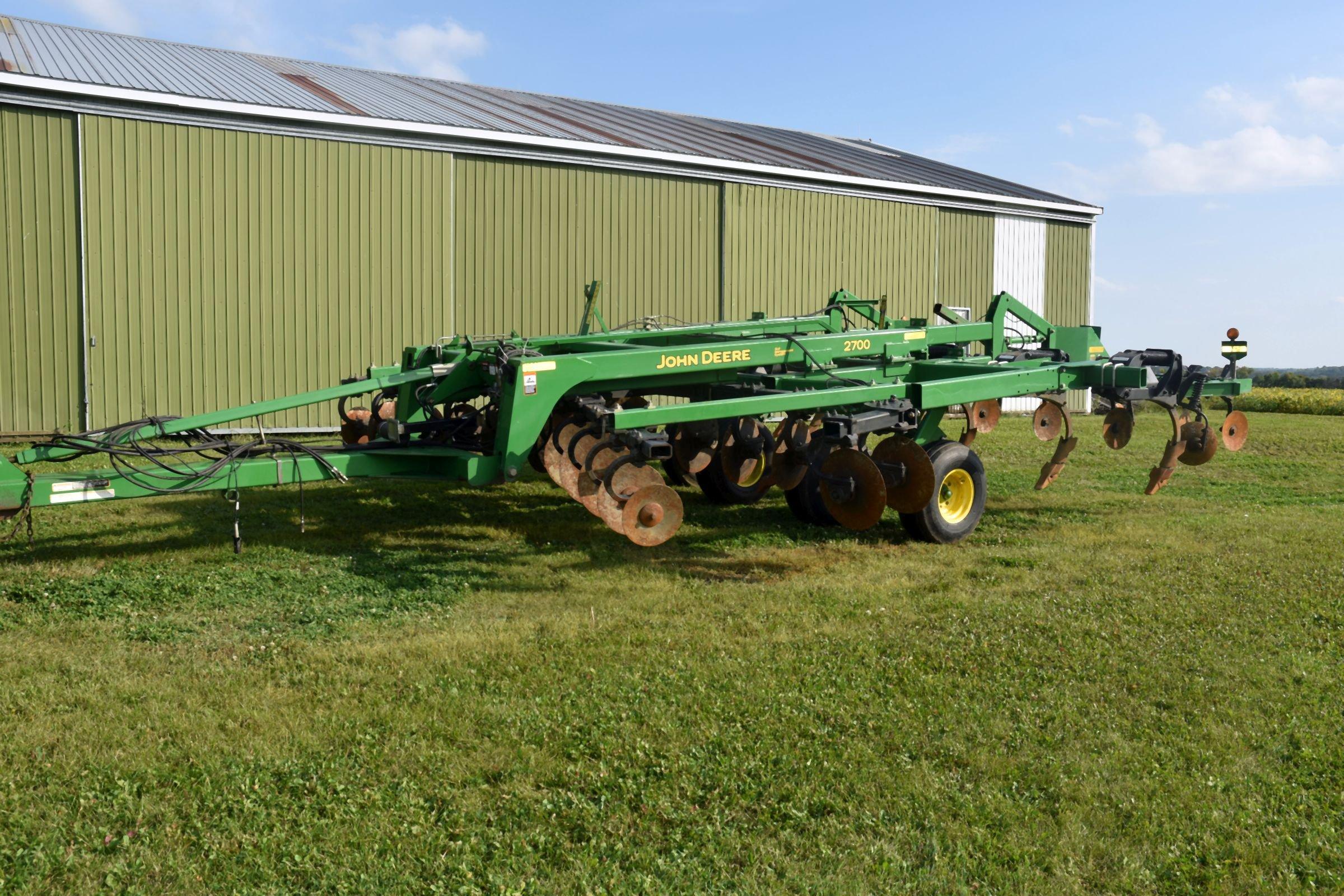 John Deere 2700 Ripper, 7 Shank, Depth Control, 17.5 Foot Folding Wings, Rear Levelers, Rear Hitch,