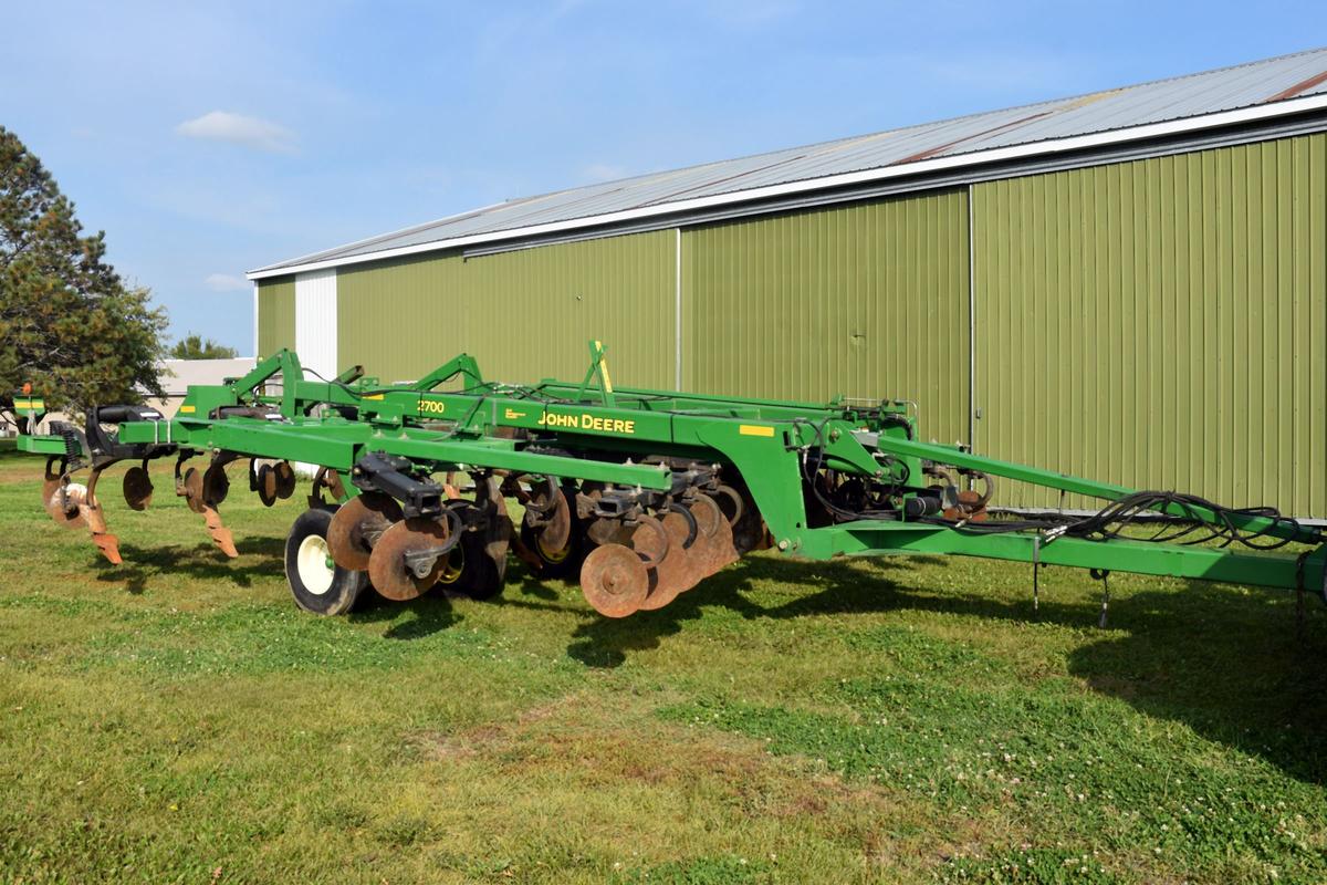 John Deere 2700 Ripper, 7 Shank, Depth Control, 17.5 Foot Folding Wings, Rear Levelers, Rear Hitch,