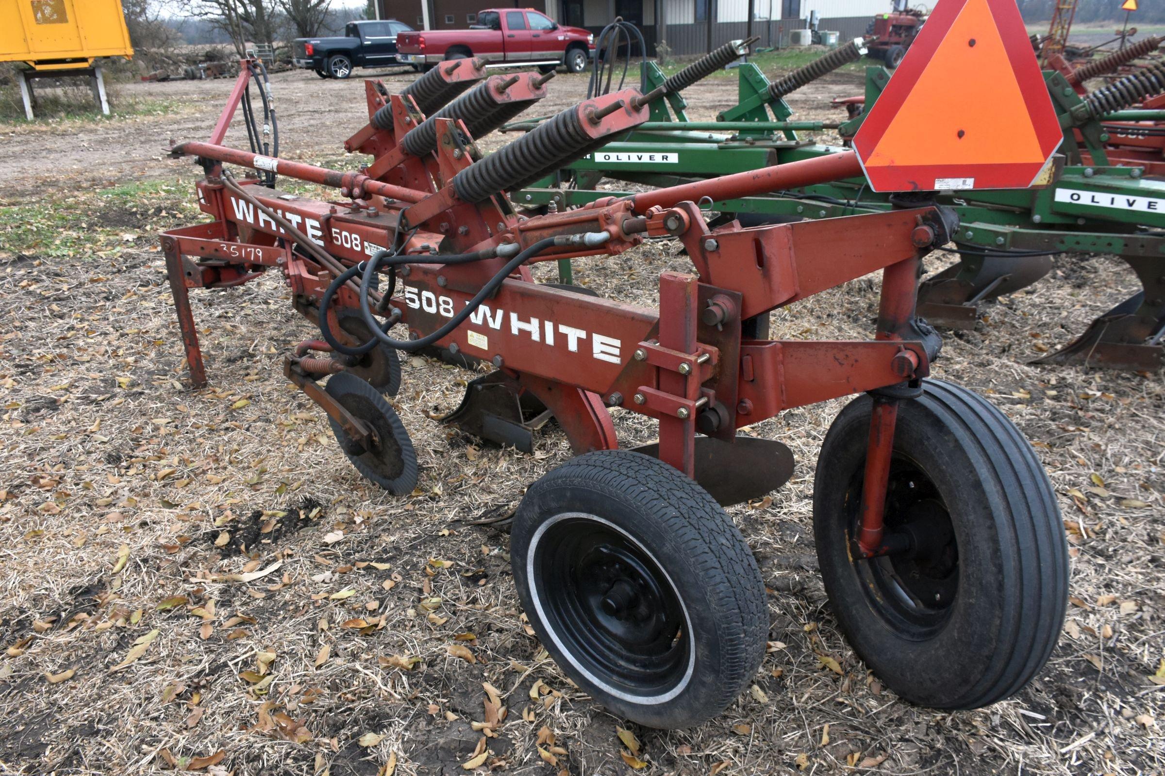 White 508 Plow, 3x18's, Coulters, In-Furrow