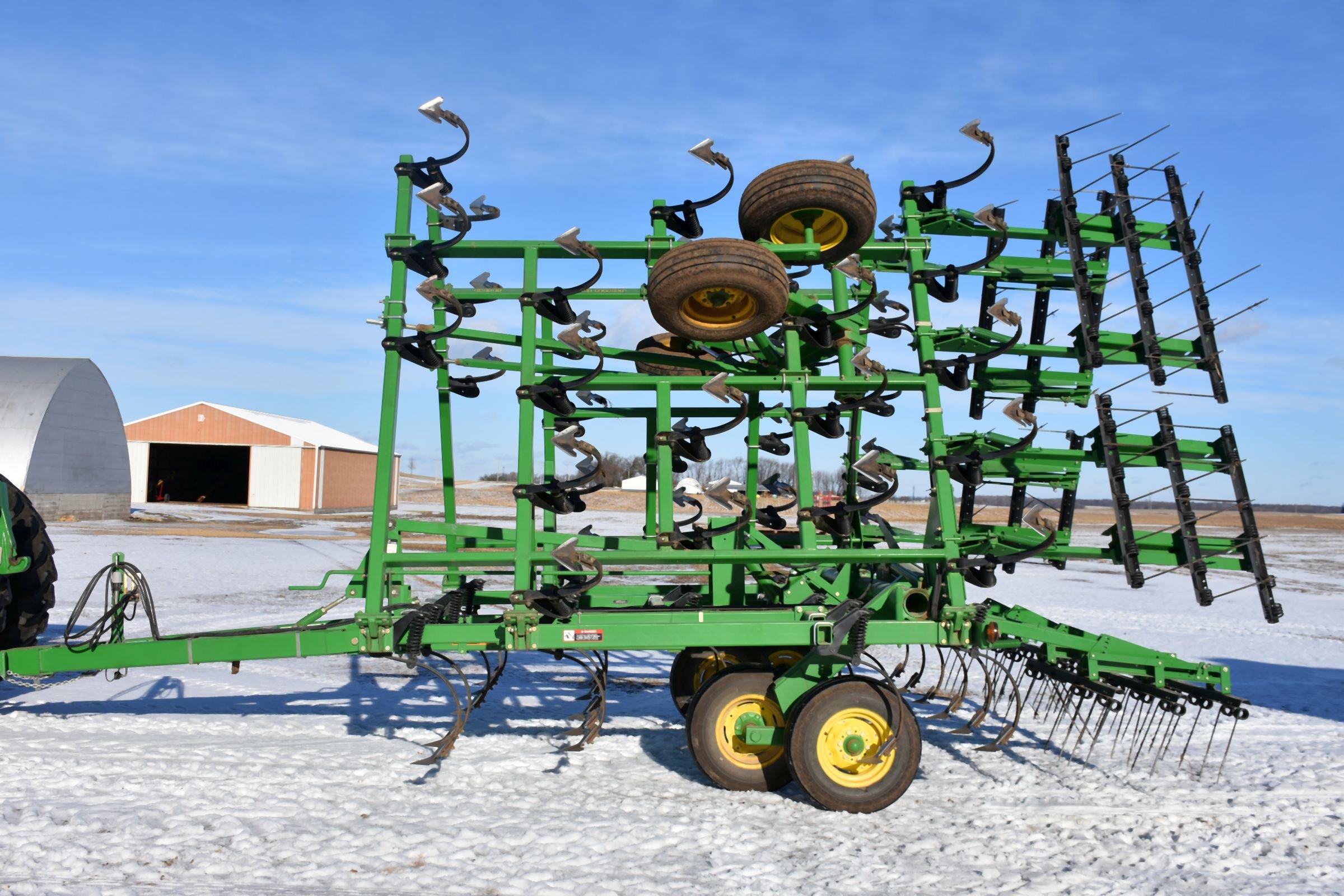 John Deere 980 Field Cultivator, 32.5’, 7.5” Knock-On Sweeps, 3 Bar Harrow, 12’ Main Frame, Sharp, S