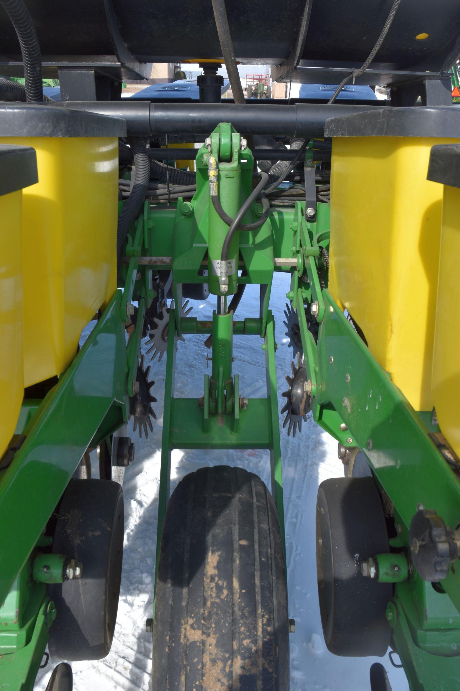 John Deere 1760 Conservation Maxemerge Planter, 12 Row 30”, Liquid Fertilizer, Row Cleaners, Insect