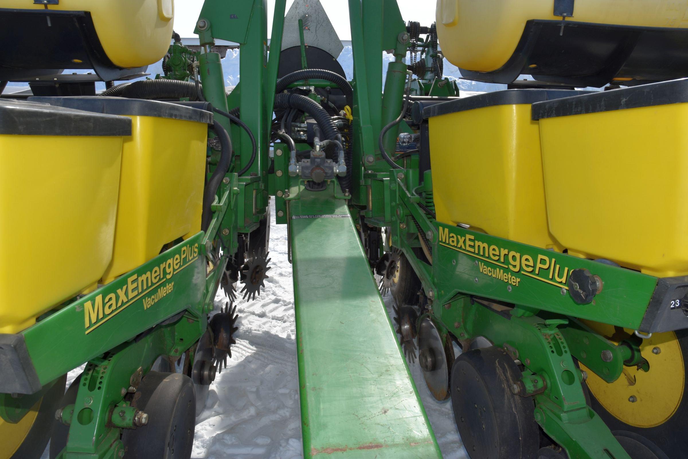 John Deere 1760 Conservation Maxemerge Planter, 12 Row 30”, Liquid Fertilizer, Row Cleaners, Insect