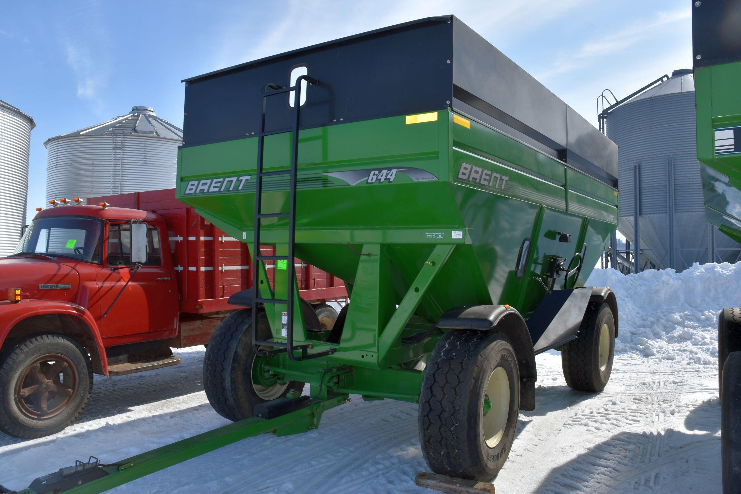 Brent 644 Gravity Flow Wagon, Front & Rear Brakes, R22.5 Rubber, Fenders, Light Kit, Ladder Kit, Loo