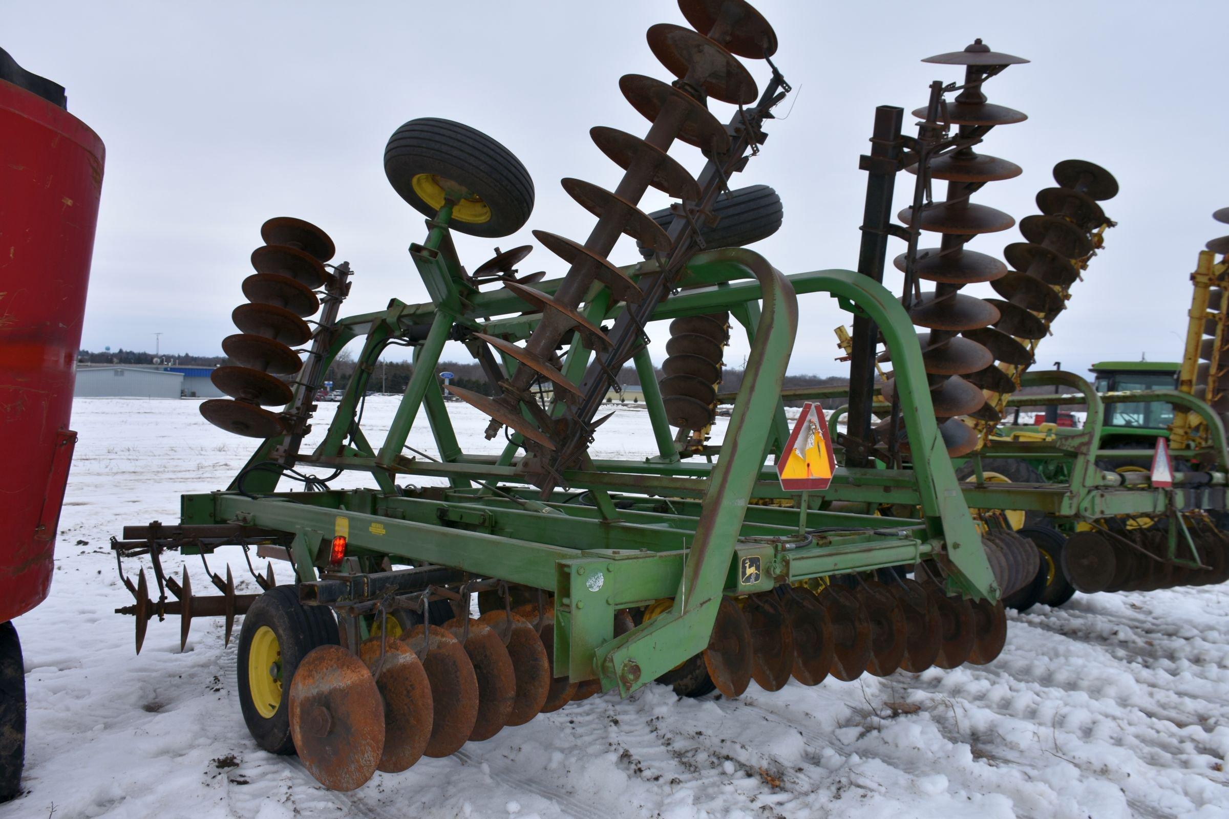 John Deere 230 Disc, 23', Hydraulic Folding Wings