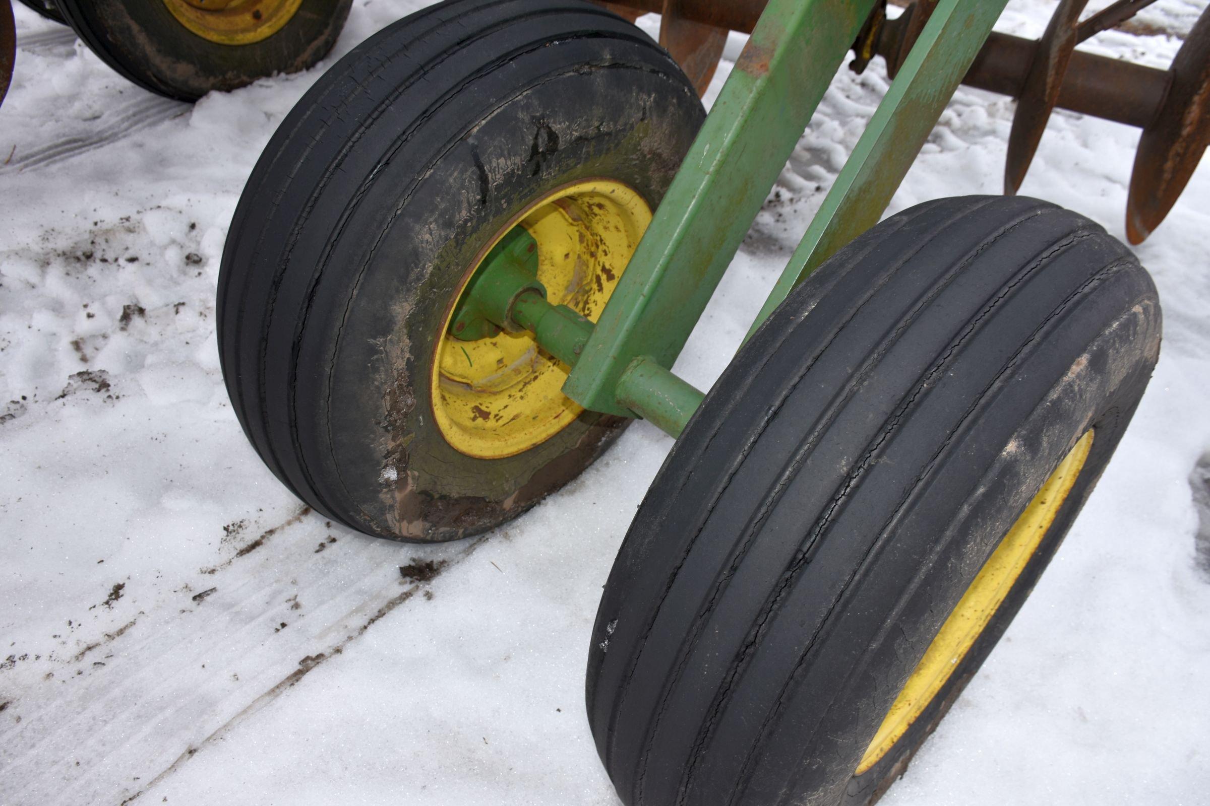 John Deere 230 Disc, 23', Hydraulic Folding Wings