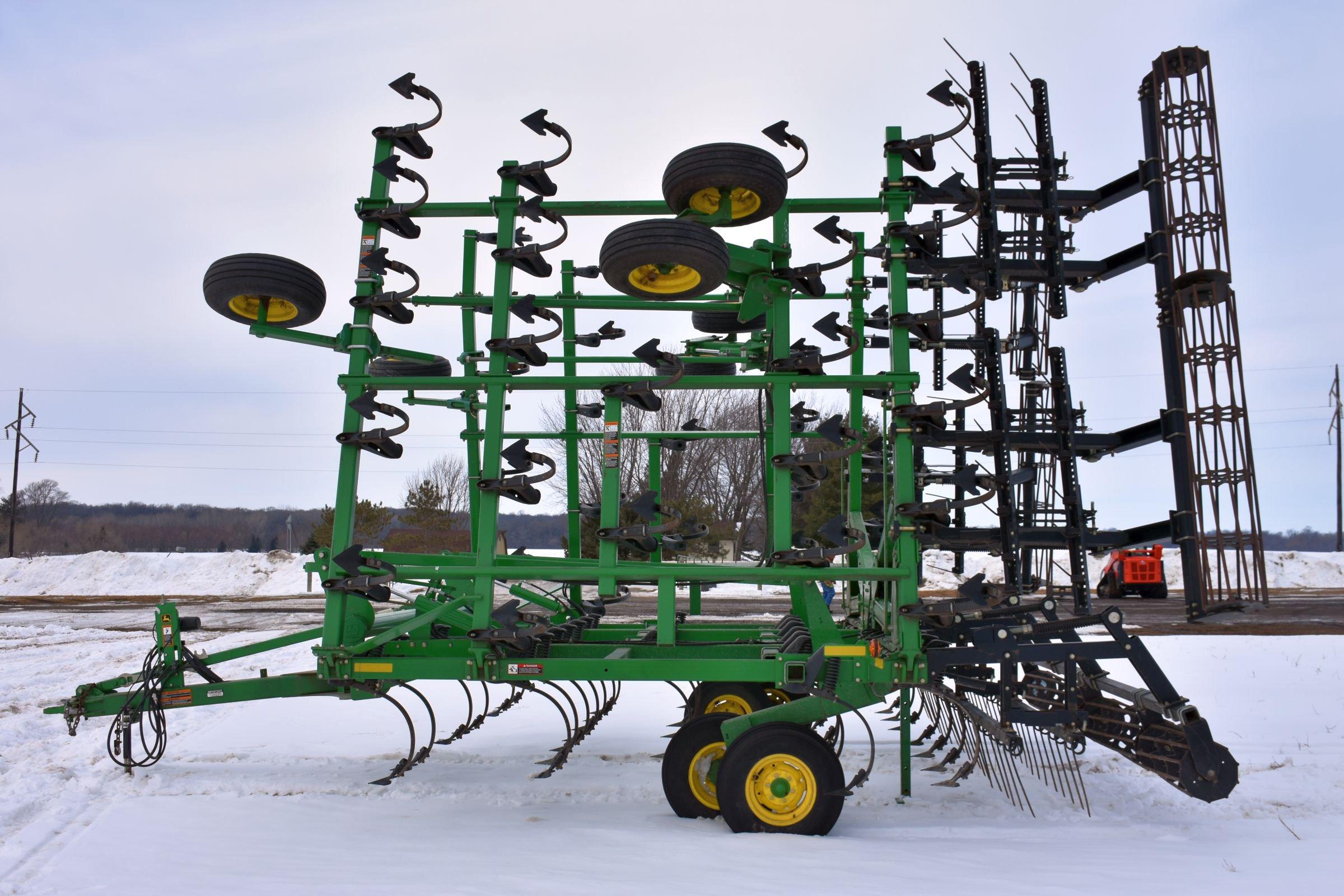 John Deere 2210 Field Cultivator, 37.5'',