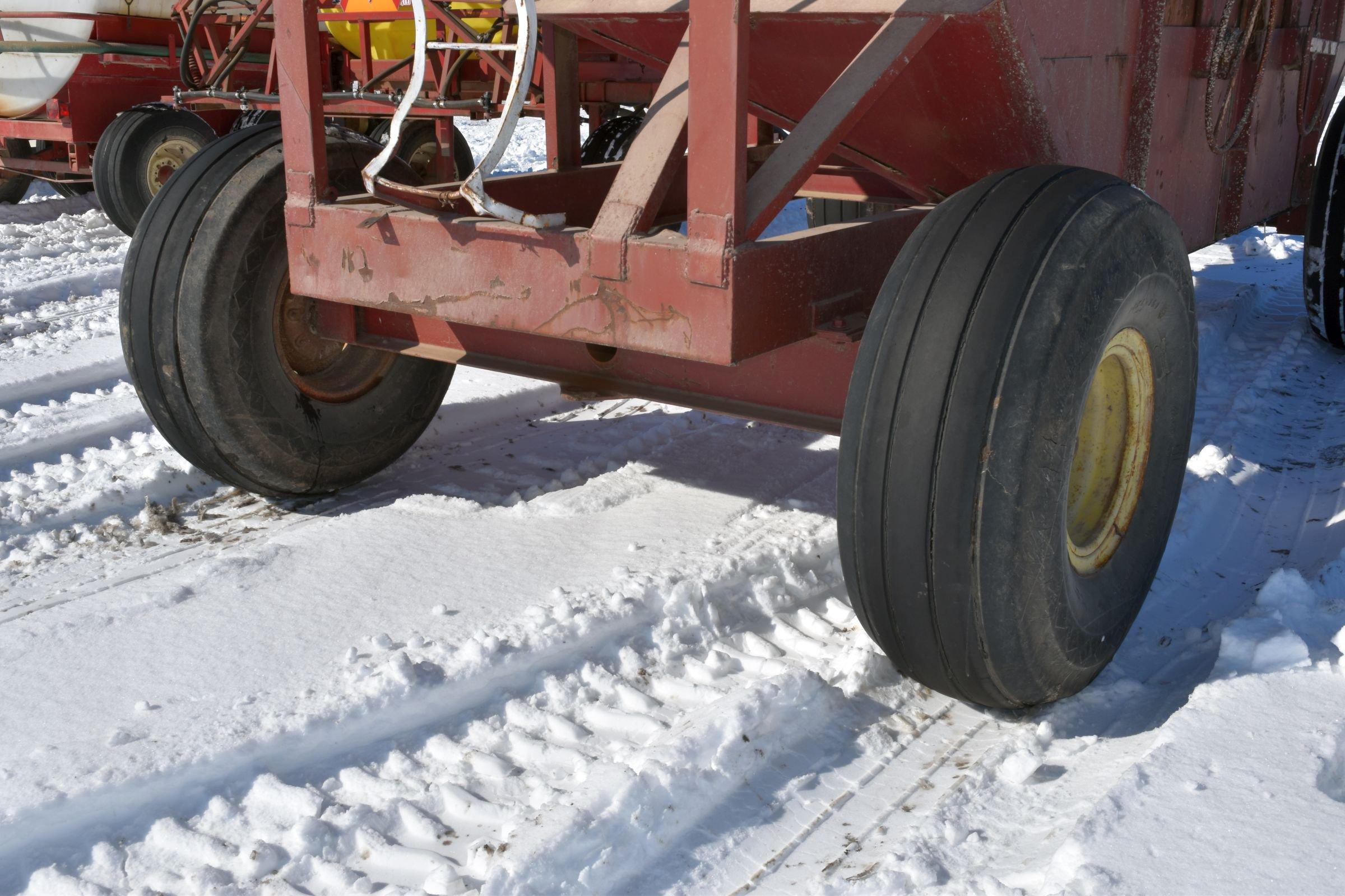 M&W Little Red Wagon 400 Bushel Gravity Flow Wago