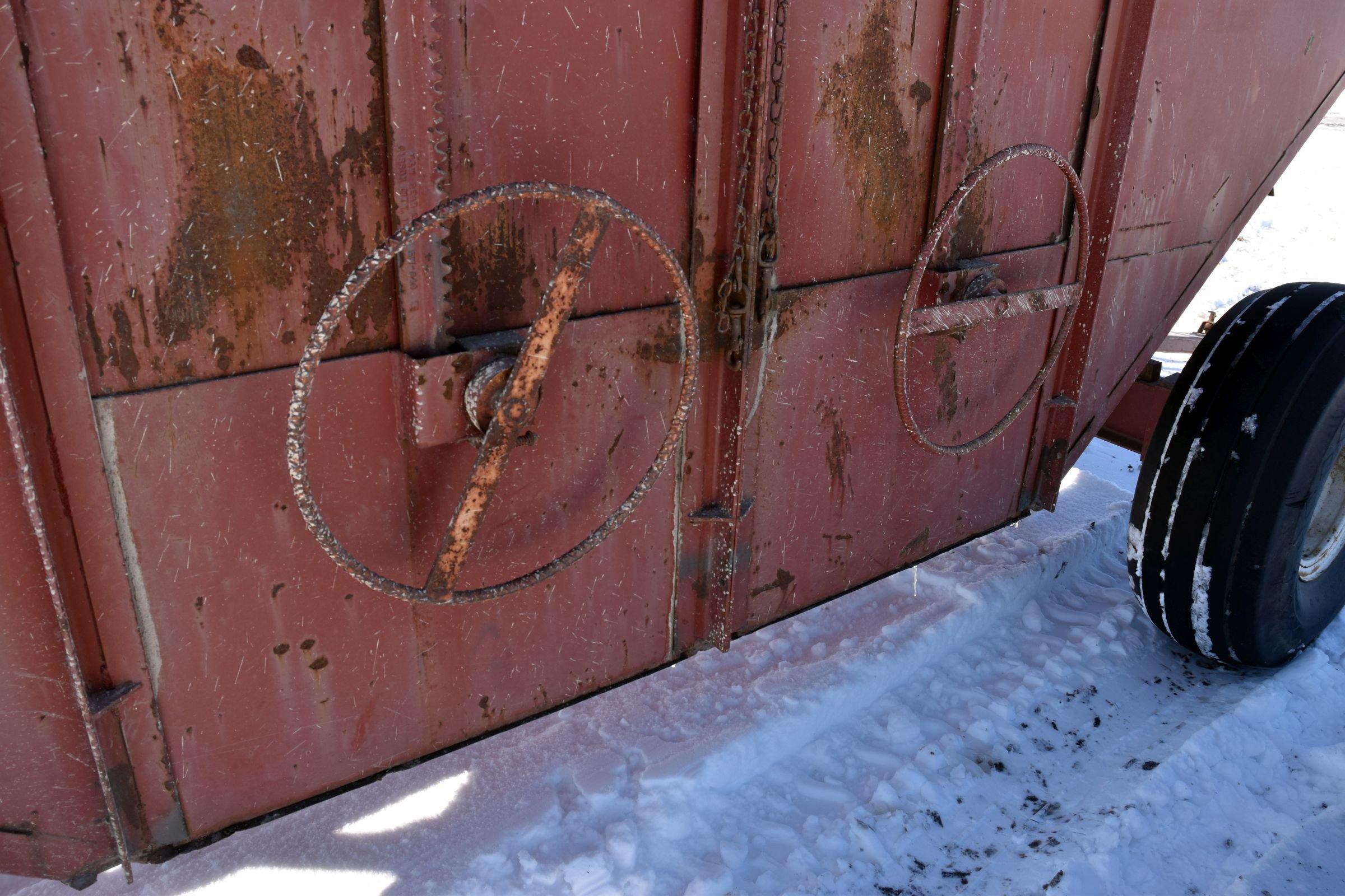 M&W Little Red Wagon 400 Bushel Gravity Flow Wago