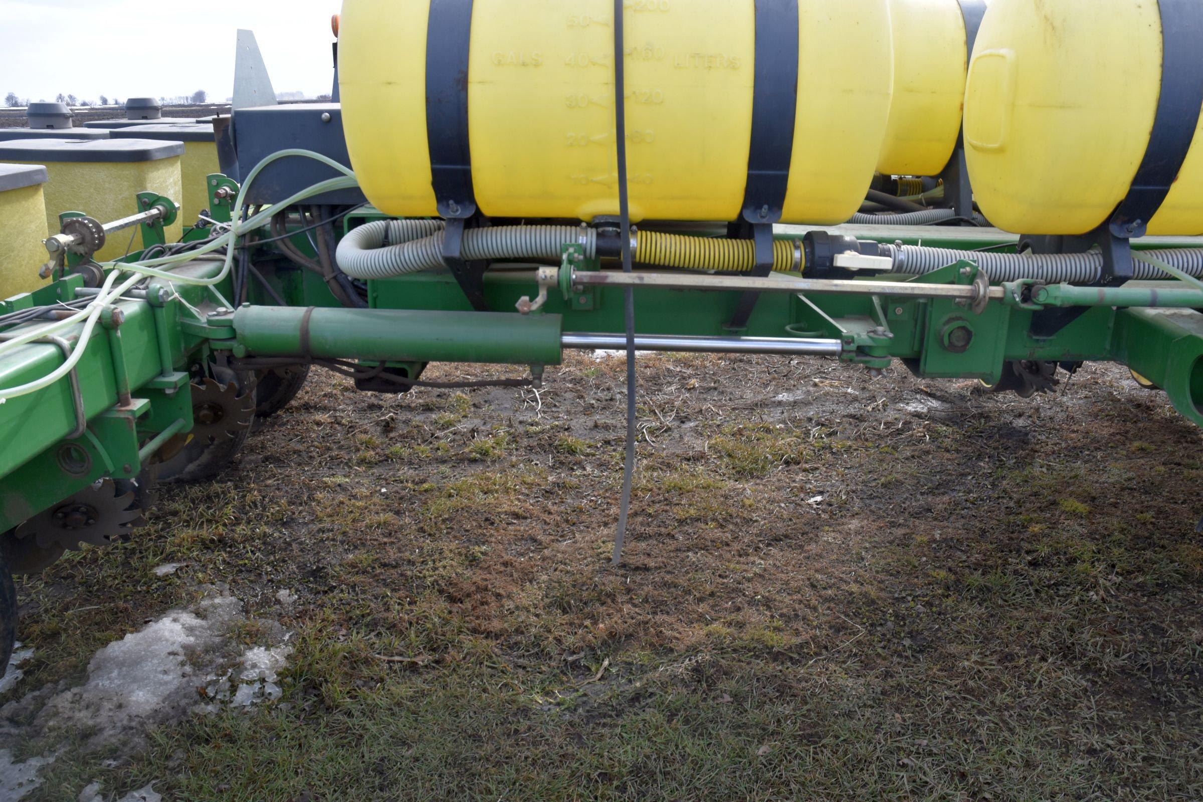 John Deere 7200 Planter, 16 Row 30”, Front Fold, Liquid Fertilizer, 8 Fertilizer Tanks, Row Cleaners