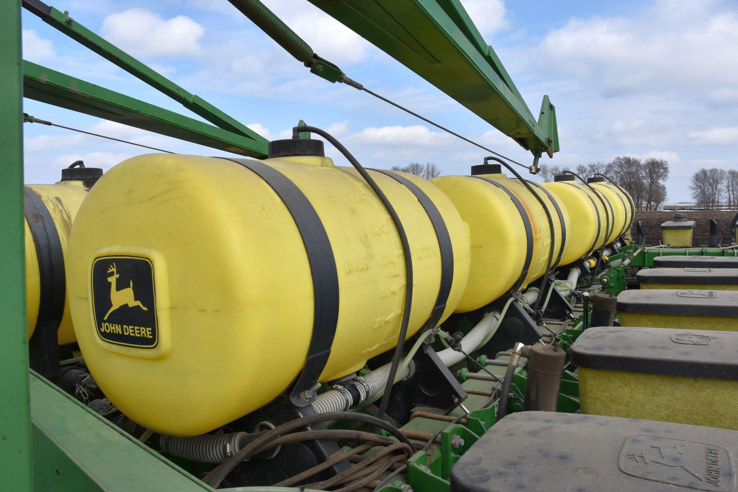 John Deere 7200 Planter, 16 Row 30”, Front Fold, Liquid Fertilizer, 8 Fertilizer Tanks, Row Cleaners
