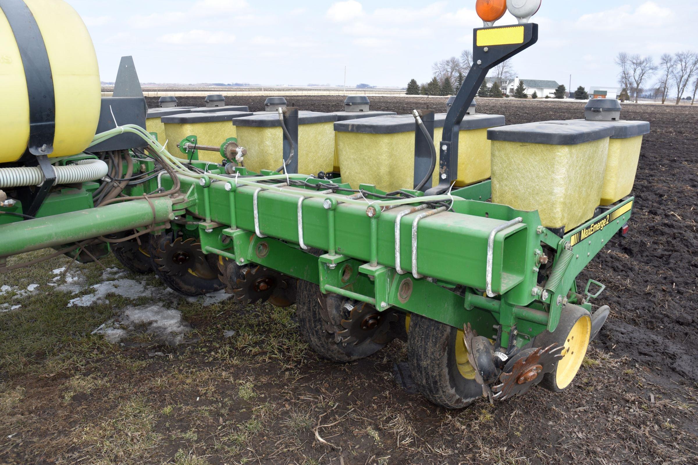 John Deere 7200 Planter, 16 Row 30”, Front Fold, Liquid Fertilizer, 8 Fertilizer Tanks, Row Cleaners