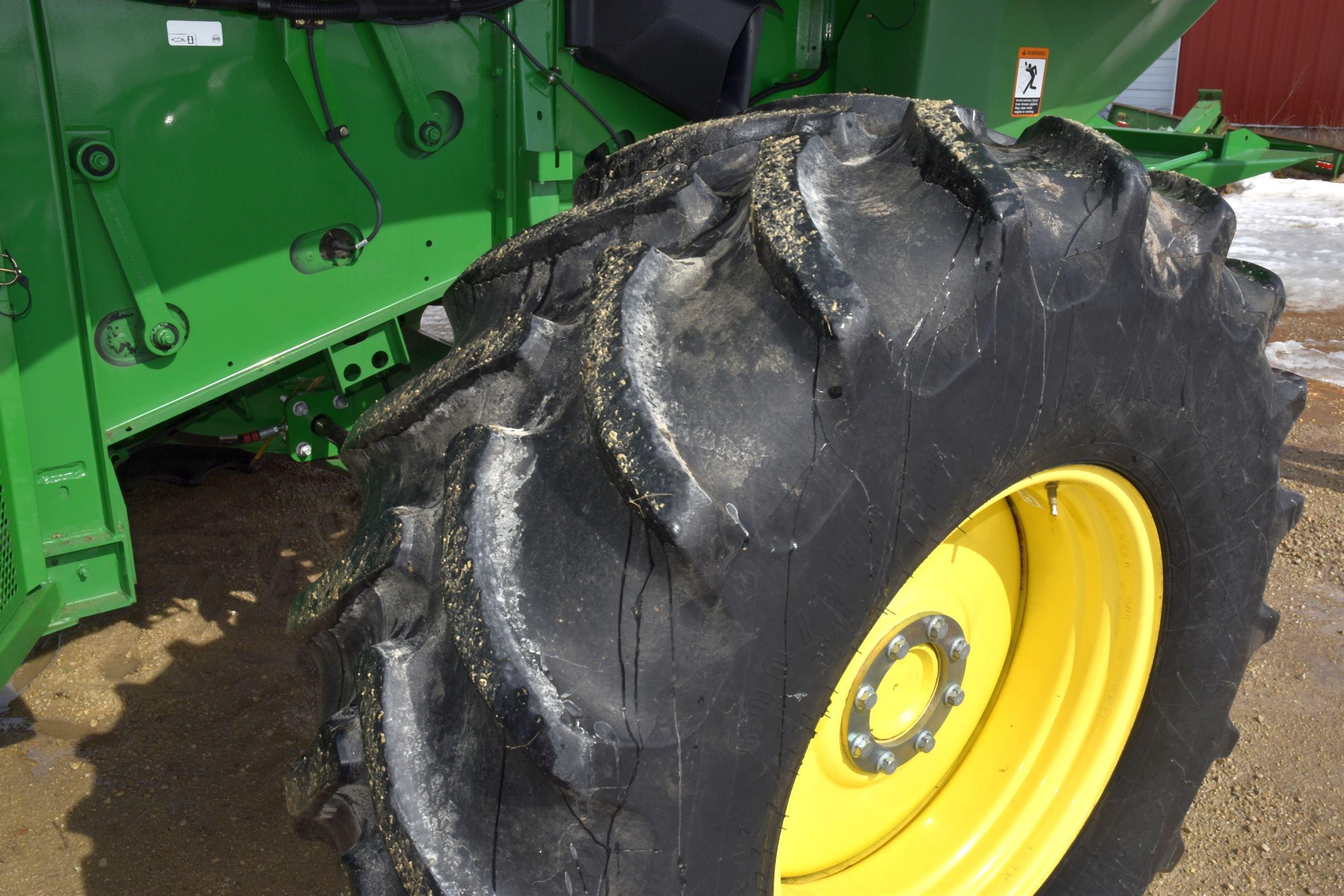 2012 John Deere S660 Combine, 804 Separator Hours, 1233 Engine Hours, 800/70R32 Tires At 95%, Green