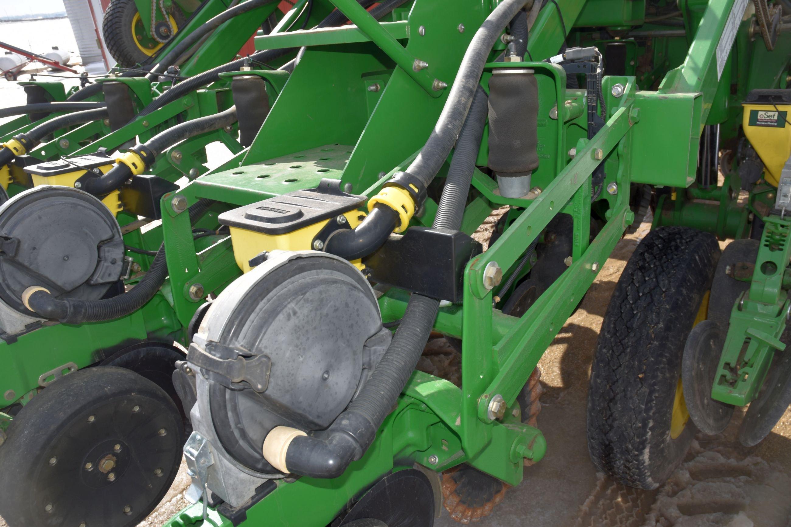 2010 John Deere 1790 CCS Planter, 12 Row 30” or 23 Row 15”, Liquid Fertilizer With 420 Gallon Poly T