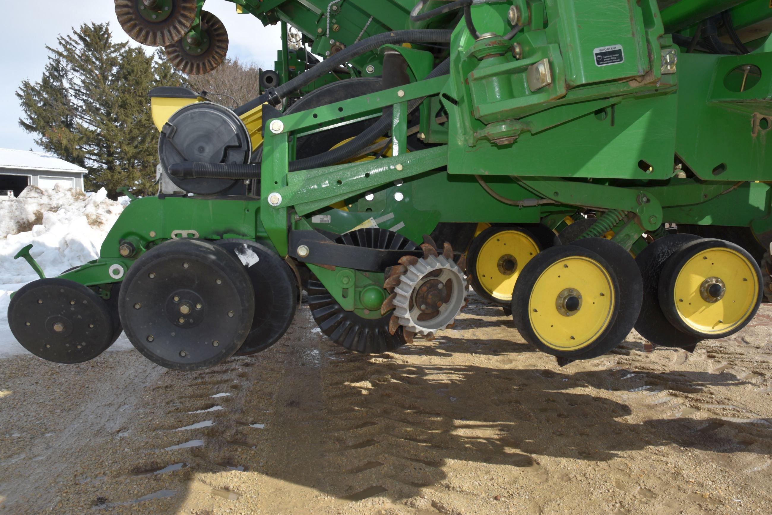 2010 John Deere 1790 CCS Planter, 12 Row 30” or 23 Row 15”, Liquid Fertilizer With 420 Gallon Poly T