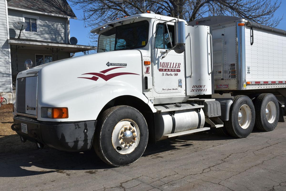 1996 IHC 9400 Day Cab Semi Tractor, 60 Series Detroit Diesel Engine, 425HP, 13 Speed, Aluminum Wheel