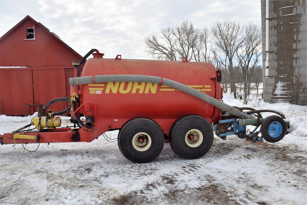 Nuhn 2500 Manure Tank, Tandem Axle, 21.5x16.1 Tires, 3 Knife Injector, 1000PTO, Wallenstein Vac Pump