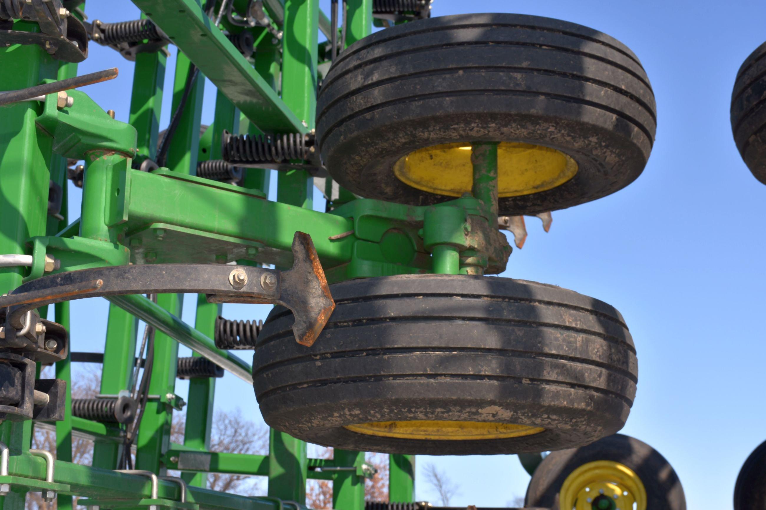 2013 John Deere 2210 Field Cultivator, 64.5’ 4 Bar Tine Harrow, 7.5” Sweeps 90%, Double Fold, Gauge