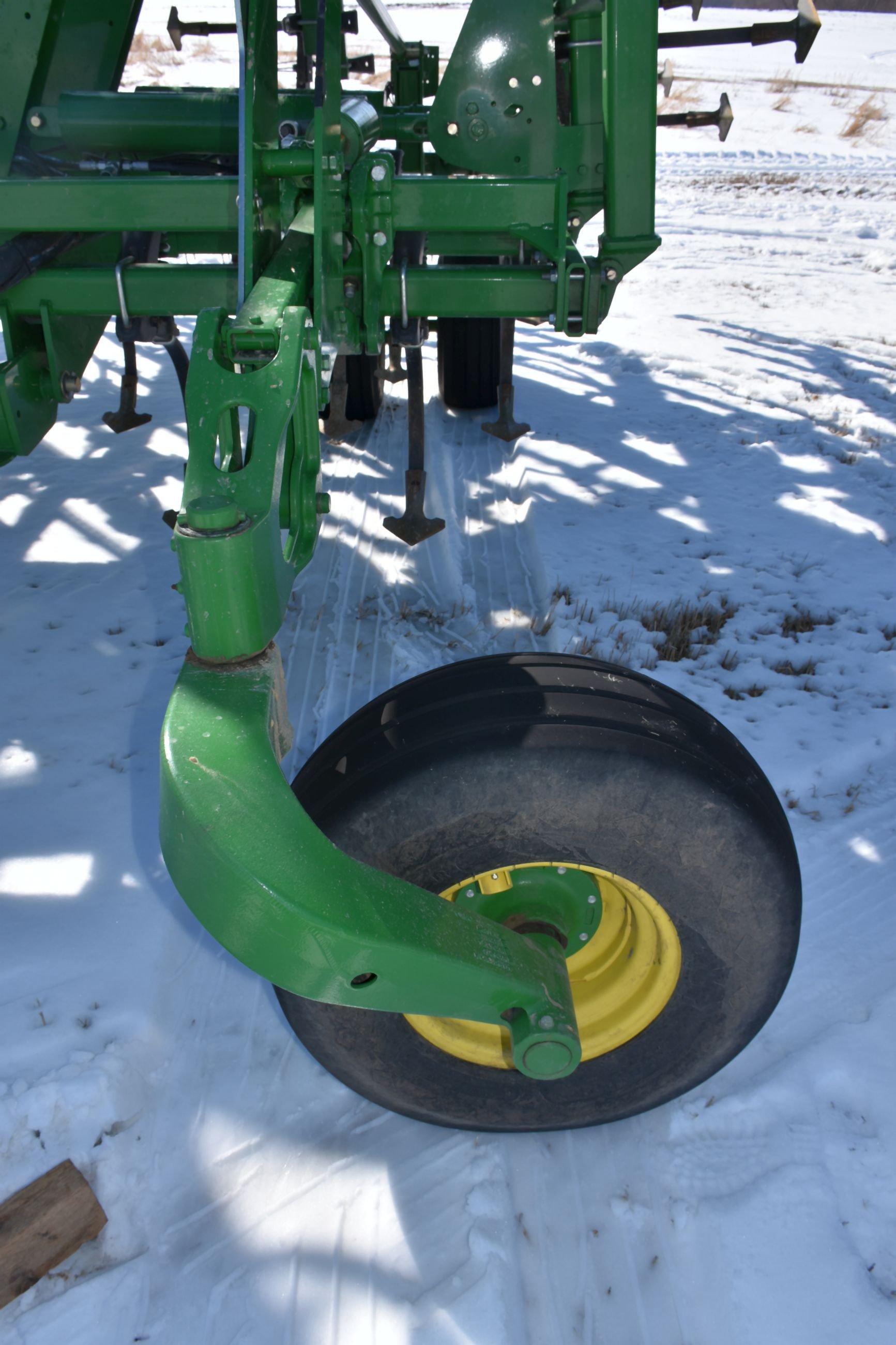 2013 John Deere 2210 Field Cultivator, 64.5’ 4 Bar Tine Harrow, 7.5” Sweeps 90%, Double Fold, Gauge