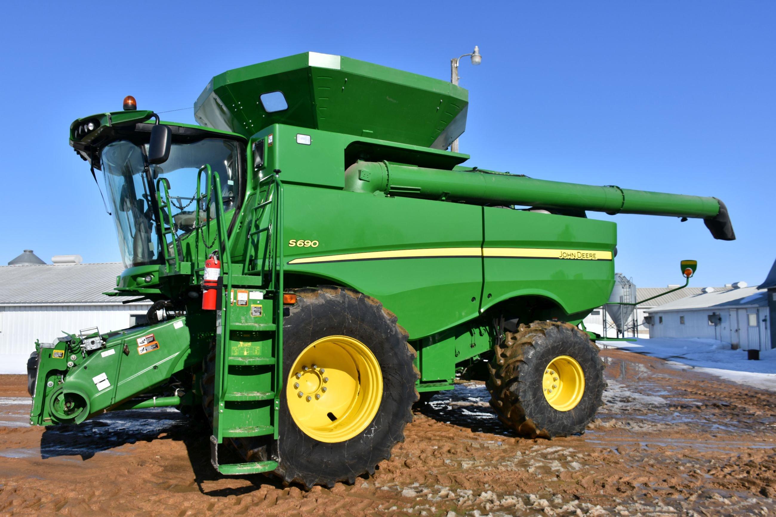 2013 John Deere S690 RWD, 702 Separator Hours, 953 Engine Hours, 650/85/R38 Duals 95%, 750/65/R26, C