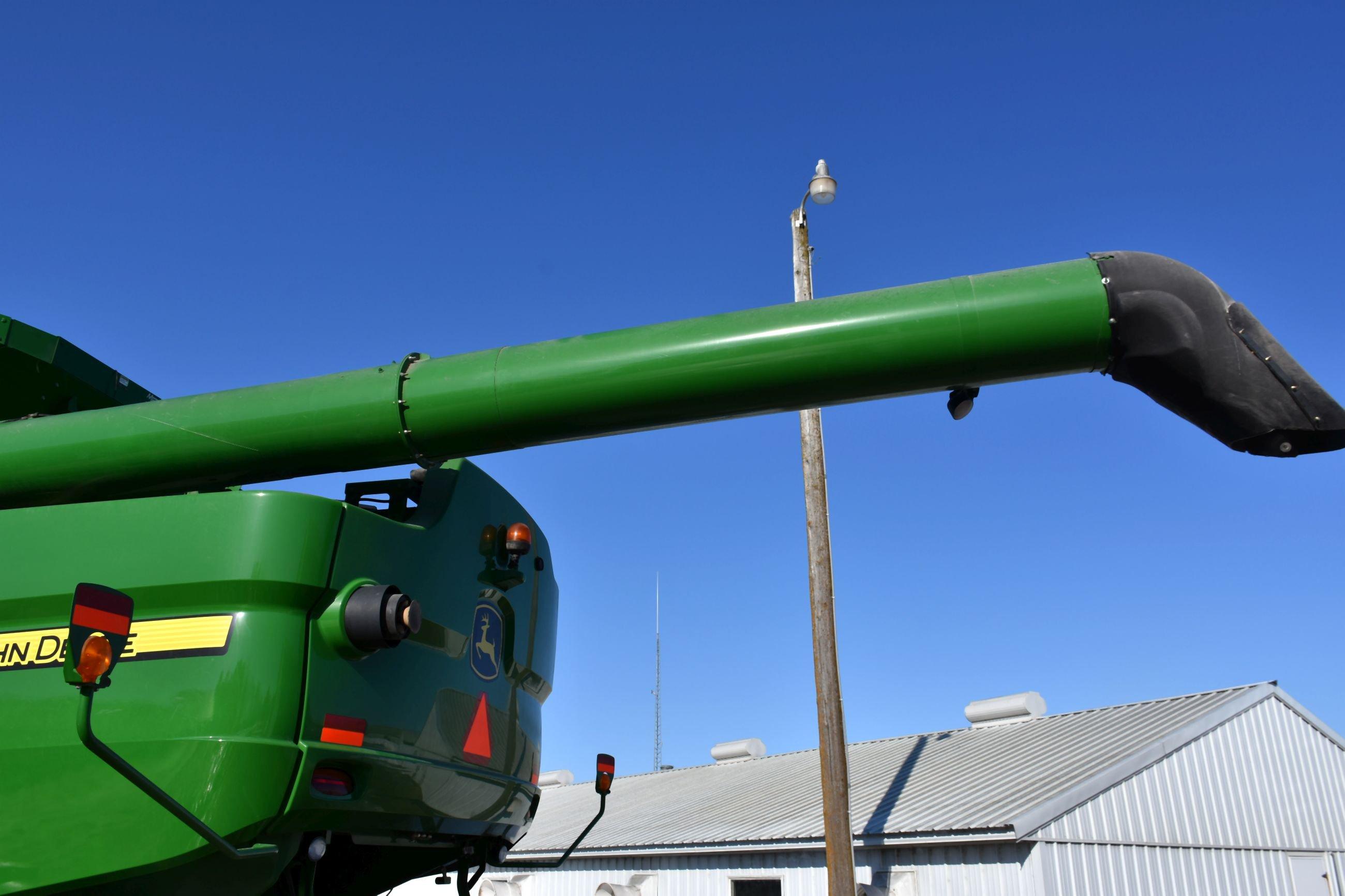 2013 John Deere S690 RWD, 702 Separator Hours, 953 Engine Hours, 650/85/R38 Duals 95%, 750/65/R26, C