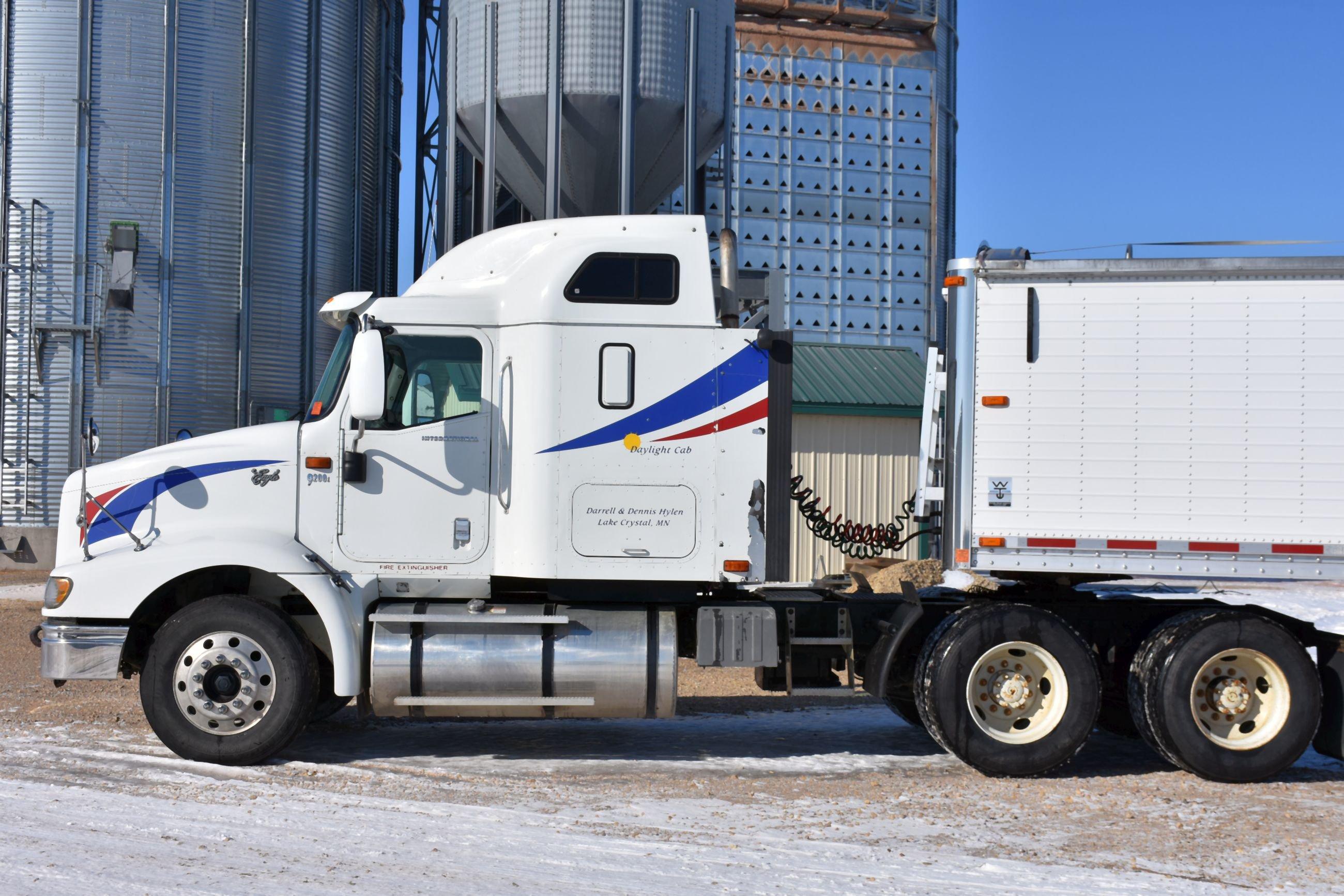 2002 IHC 9200I Eagle Pro Sleeper Semi, Cummins ISX 400HP, 10 Speed, 877,272 Miles, Air Ride, Aluminu