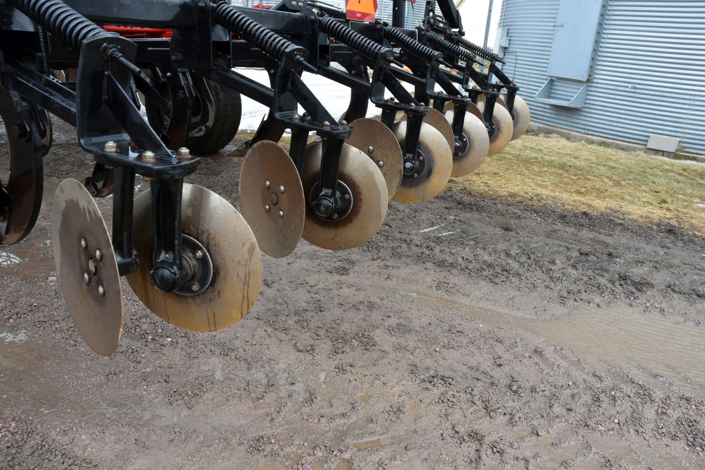 2004 Case IH Ecolo-Tiger 730B Ripper, Lead Shanks, 7 Shank, Double Disc Front Flex Gangs, Rear Disc