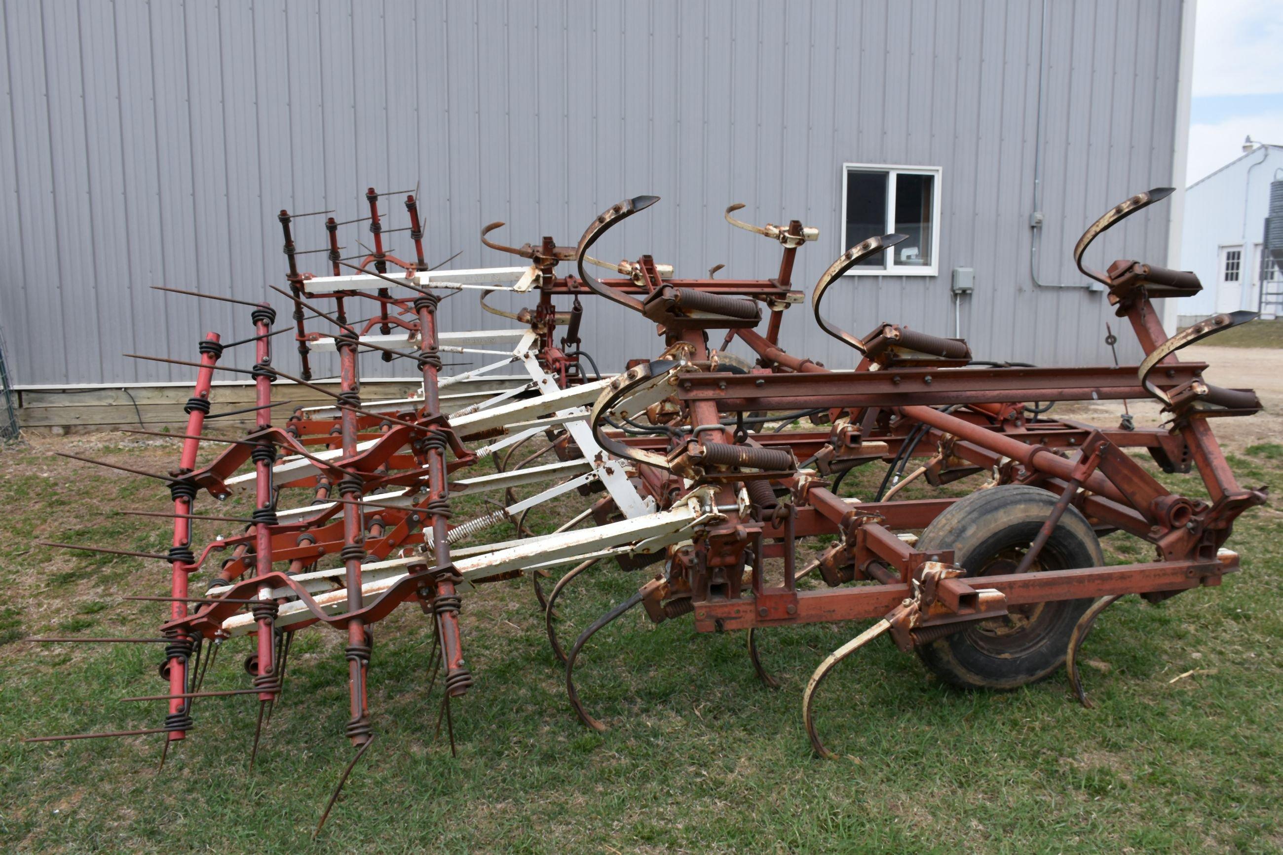 International 45 Field Cultivator, 18.5’, Hydraulic Wings, Harrow