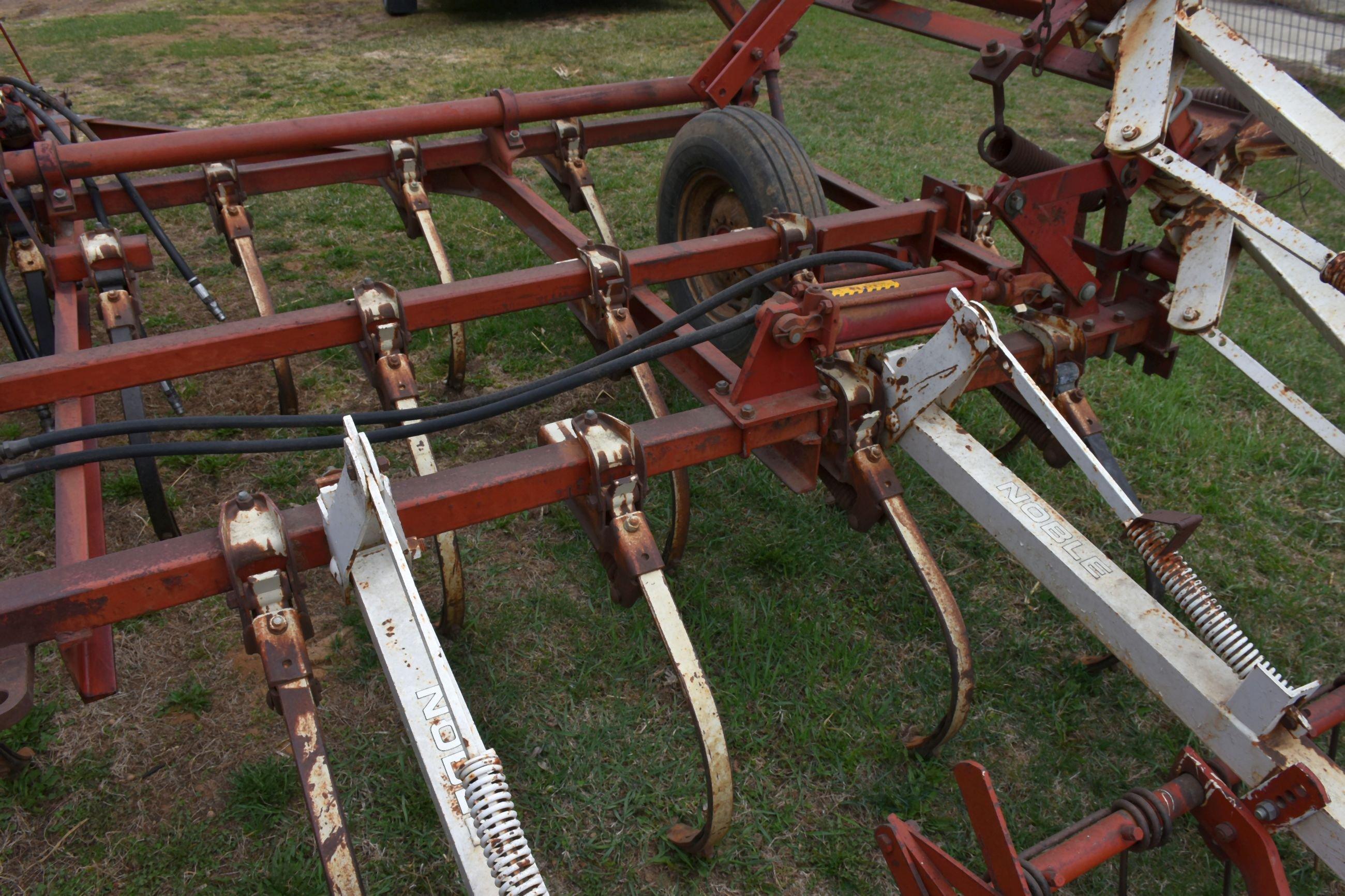 International 45 Field Cultivator, 18.5’, Hydraulic Wings, Harrow