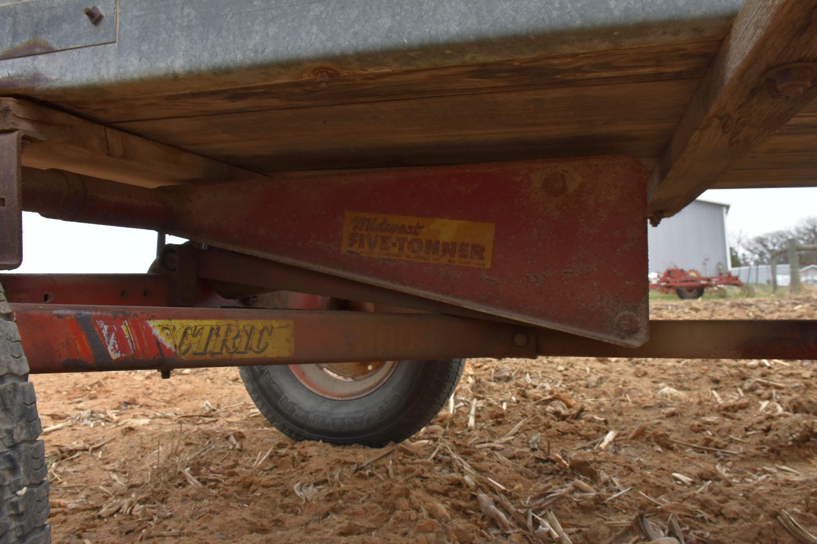 100 Bushel Flair Box With Hoist & Running Gear