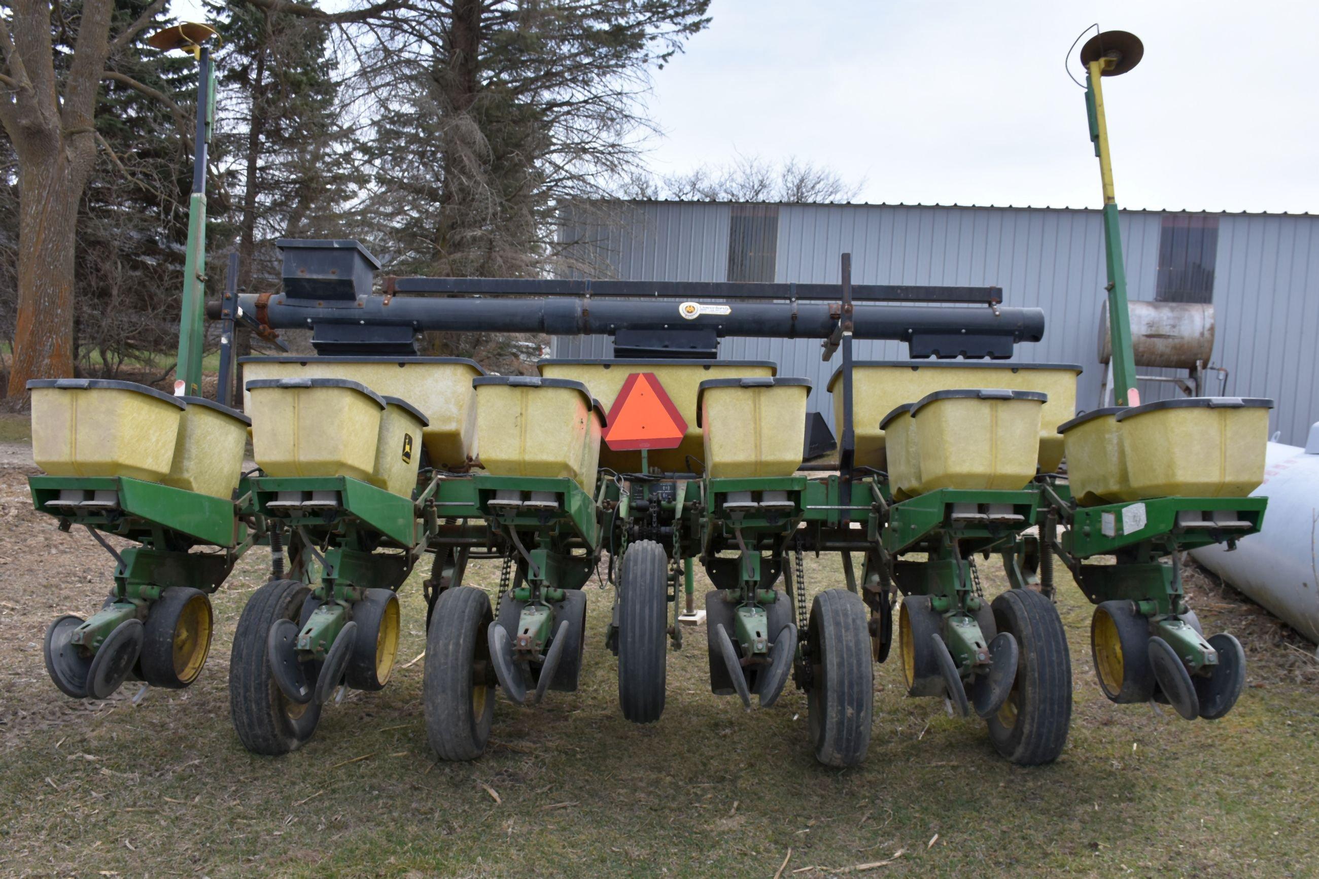 John Deere 7000 Planter, 6 Row 30”, Dry Fertilizer, Cross Auger, Monitor, Very Clean, Excellent Cond