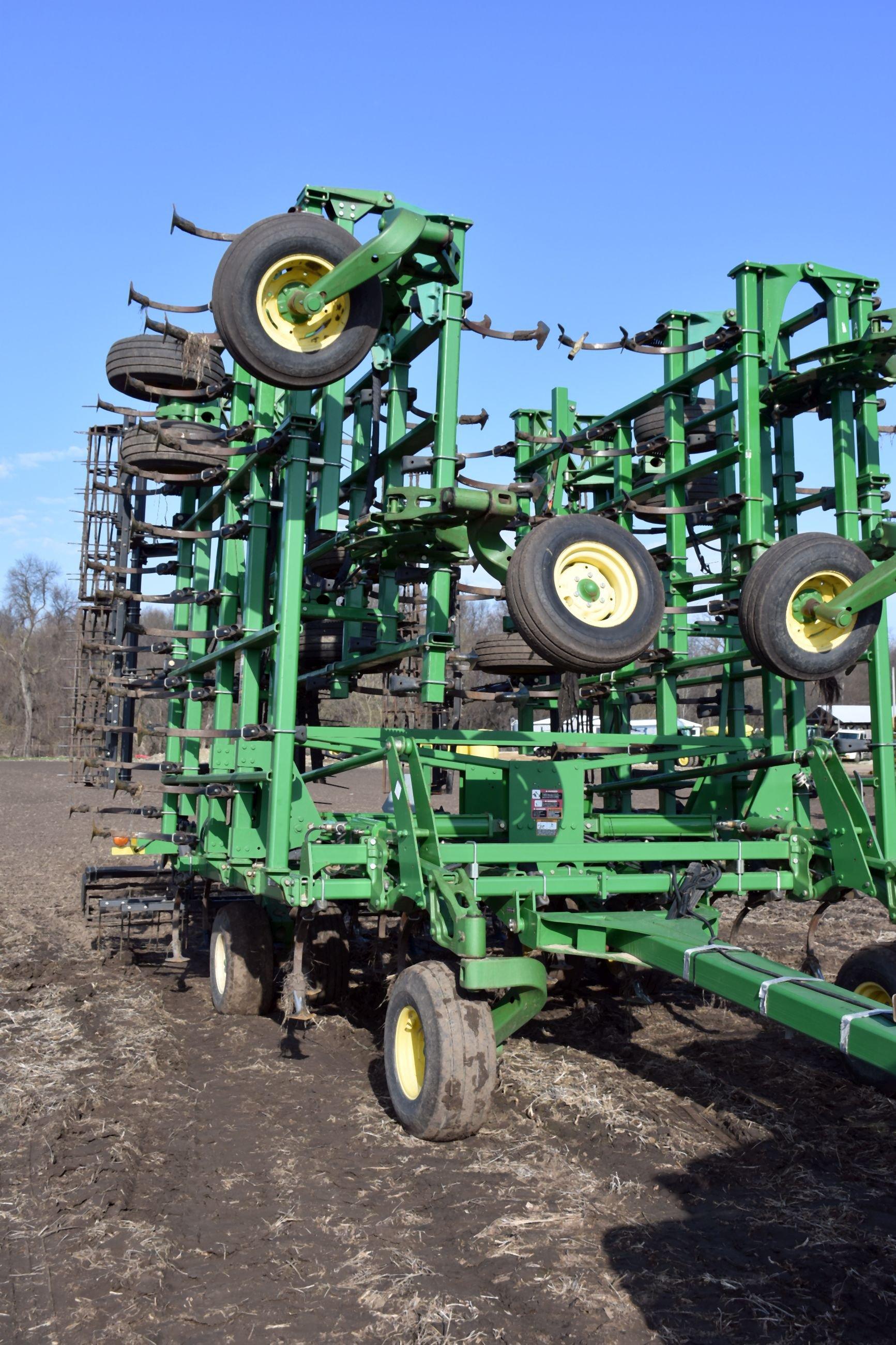 John Deere 2210 Field Cultivator, 54.5’, Rolling Basket, 2 Bar Harrow, Accu Depth With Accu Depth Un