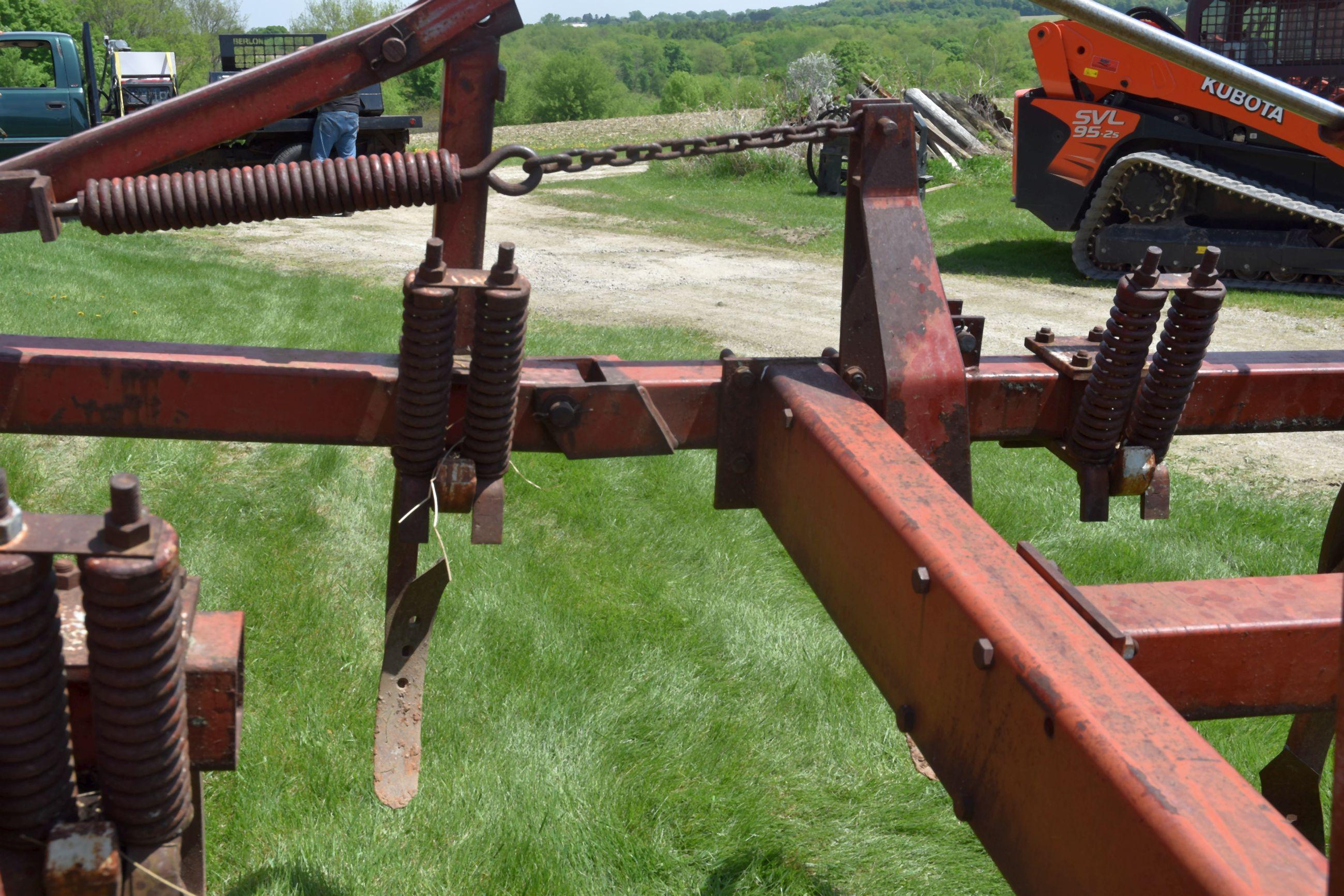 IHC 55 Chisel Plow, 15 Shank, Hydraulic Center Fold