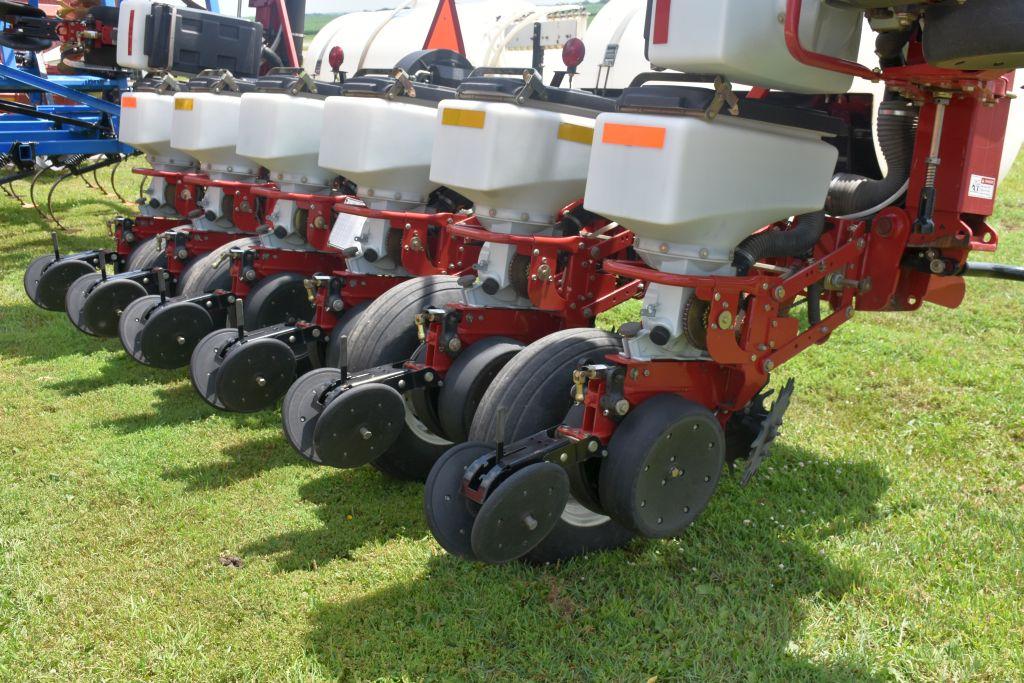 White 8100 Planter, 12 Row 30” Vertical Fold, Liquid Fertilizer, 2-200 Gallon Poly Tanks, Thumper Pi