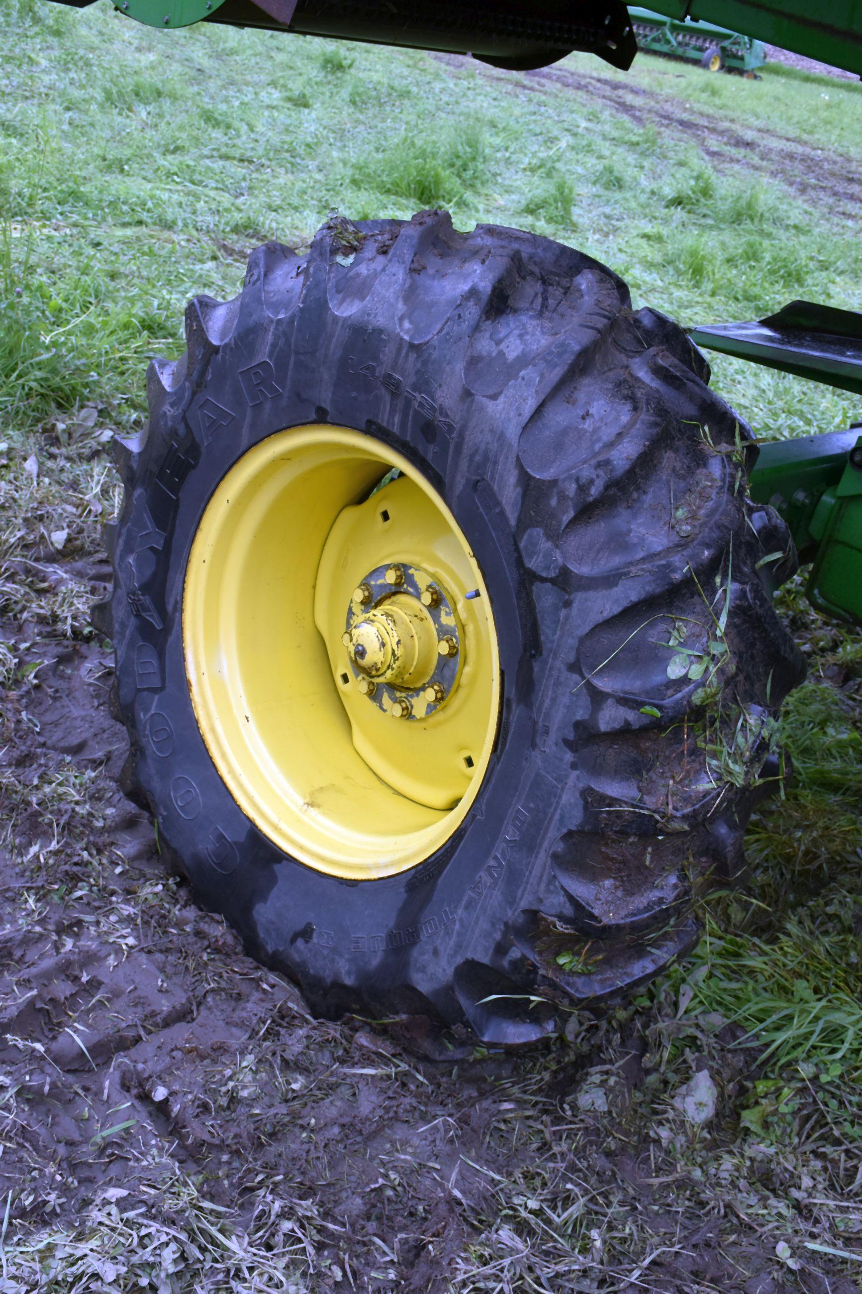 1990 John Deere 9500, 30.5L-32. Chopper Spreader, Bin Topper, 7262 Engine Hours, 4668 Separator Hour