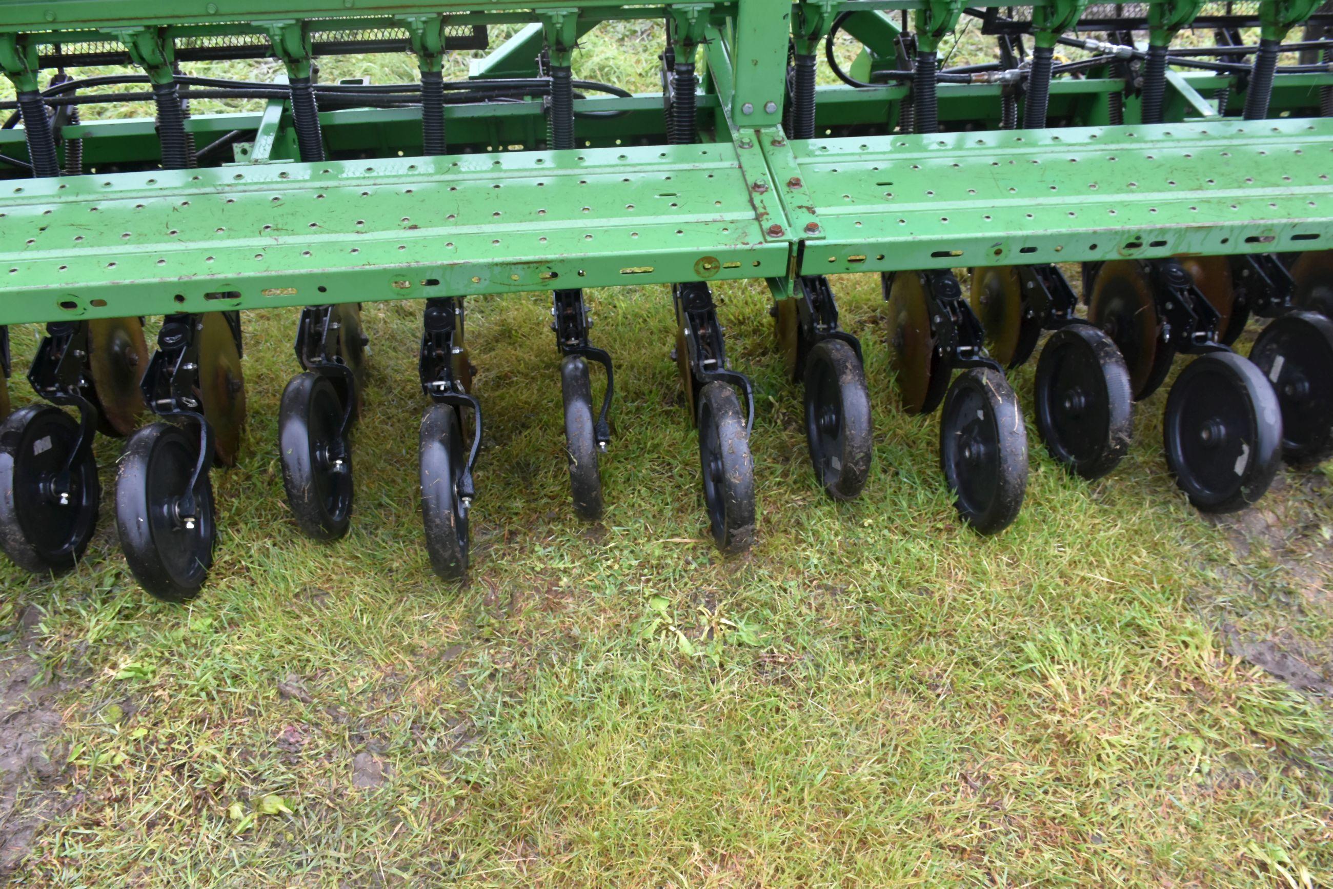 John Deere 520 Drill, 20’ 3 Pt., 10” Spacings, Hydraulic Markers, Press Wheels, SN: 000926