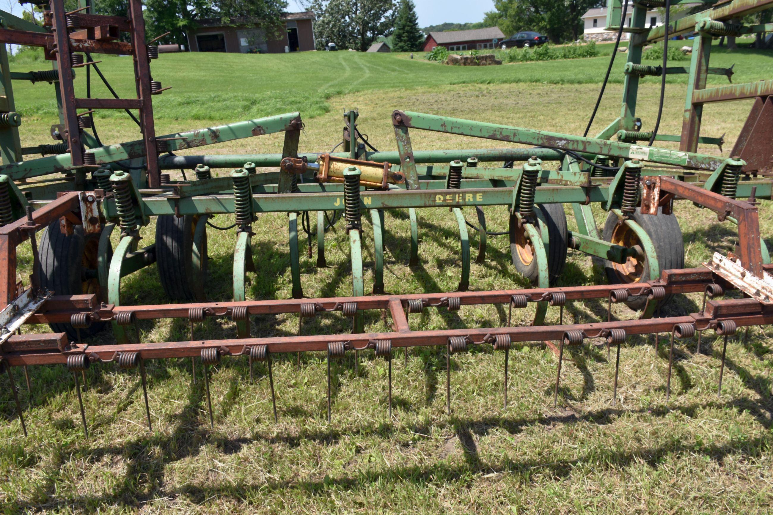 John Deere 1000 26.5 Field Cultivator 2 Bar Harrow, Hyd. Lift & Wings