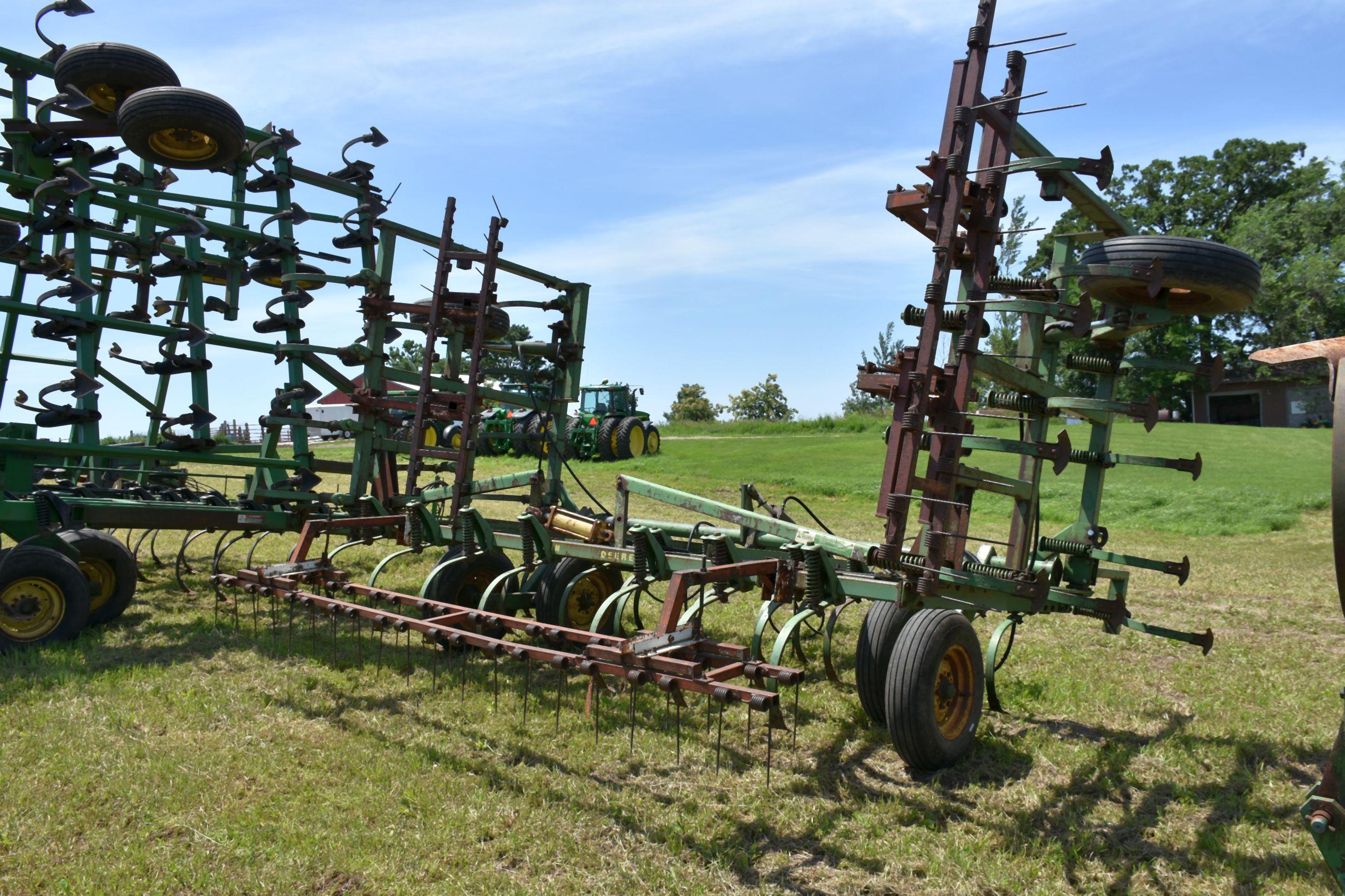 John Deere 1000 26.5 Field Cultivator 2 Bar Harrow, Hyd. Lift & Wings