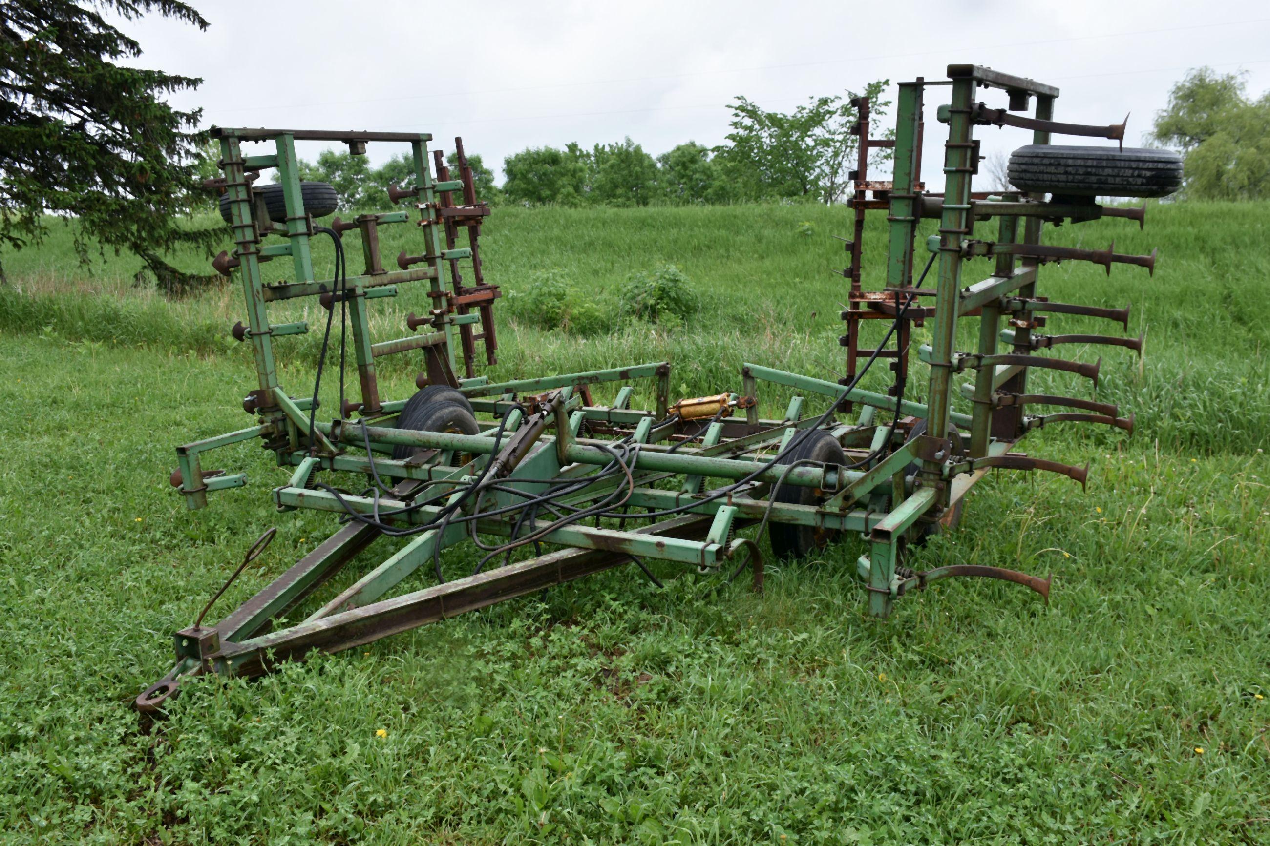 John Deere 1000 26.5 Field Cultivator 2 Bar Harrow, Hyd. Lift & Wings