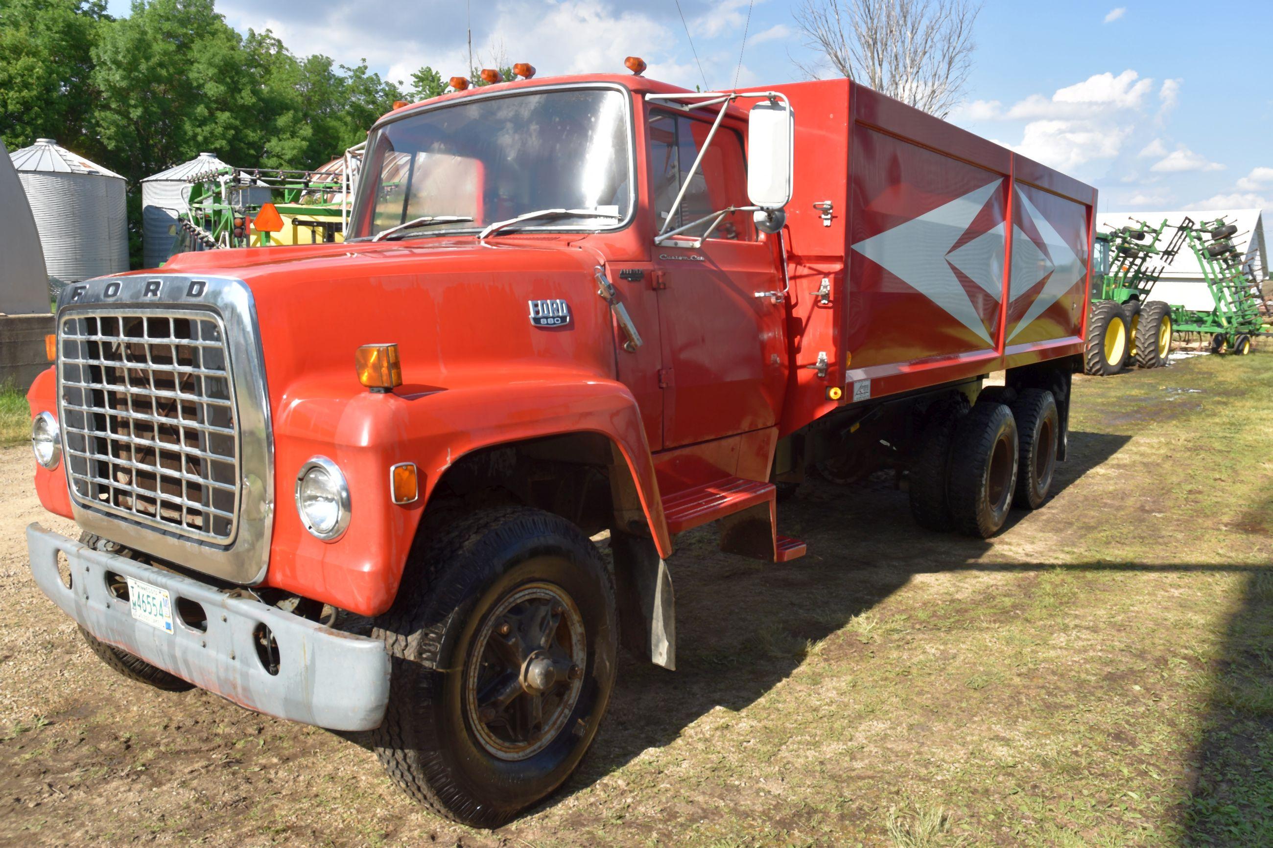 1975 Ford F880 Grain Truck, Twin Screw, Gas 477 V8, 5 X 4 Transmission, Crysteel 18’ Box & Hoist Rea