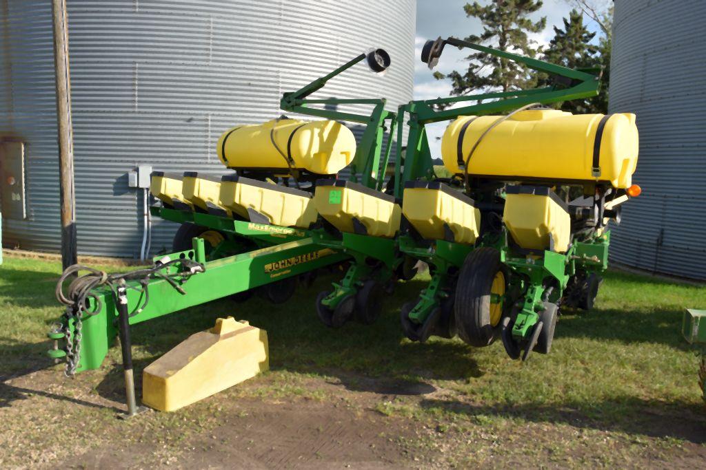 John Deere 1760 MaxEmerge Plus Planter 12 Row 30”, Liquid Fertilizer, (2) 200 Gallon Poly Fertilizer