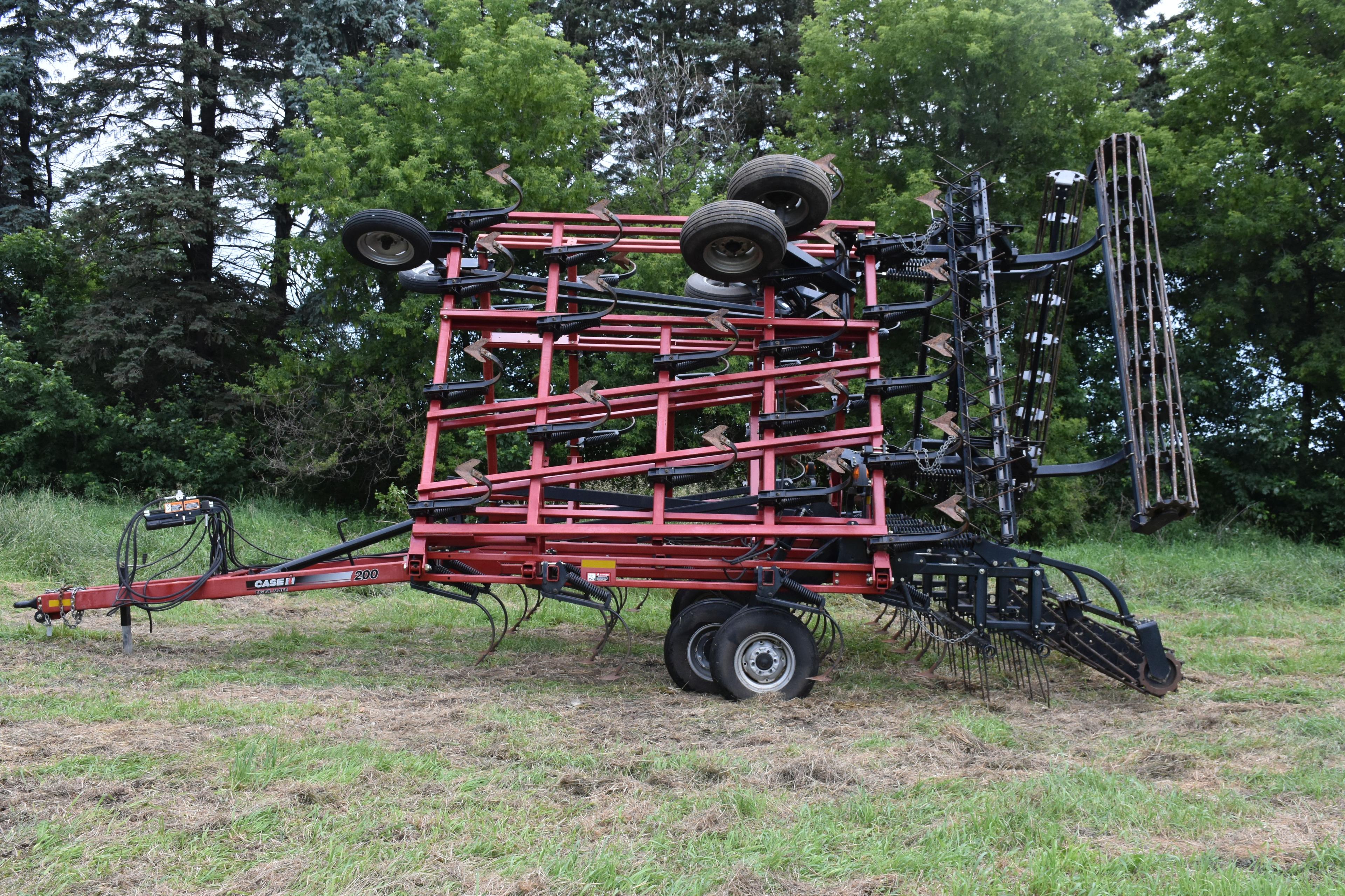 2010 Case IH 200 Field Cultivator, Tiger Mate, 31.5, 2 Bar Harrow, Rolling Basket, 7” Sweeps, 13’ Ma