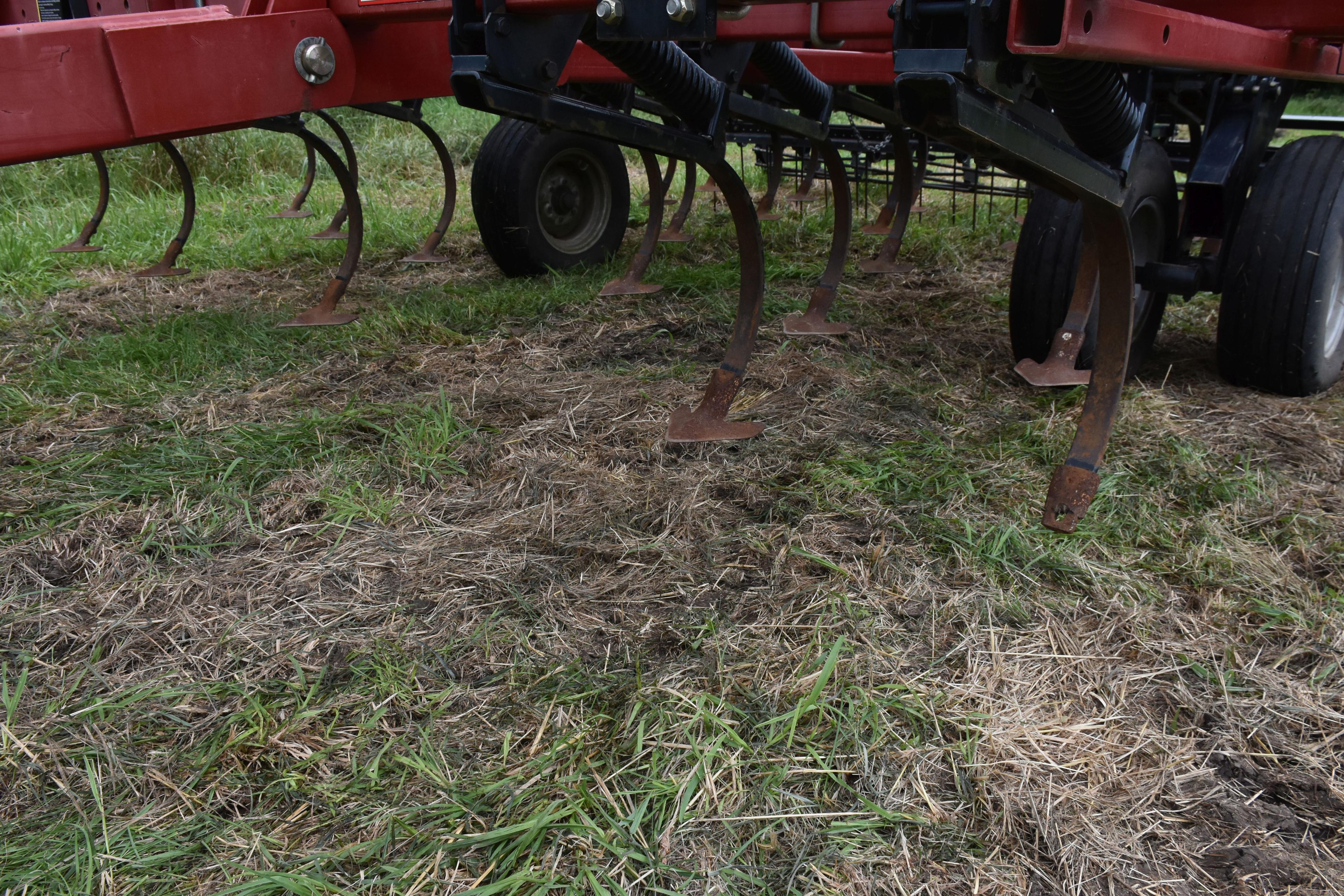 2010 Case IH 200 Field Cultivator, Tiger Mate, 31.5, 2 Bar Harrow, Rolling Basket, 7” Sweeps, 13’ Ma