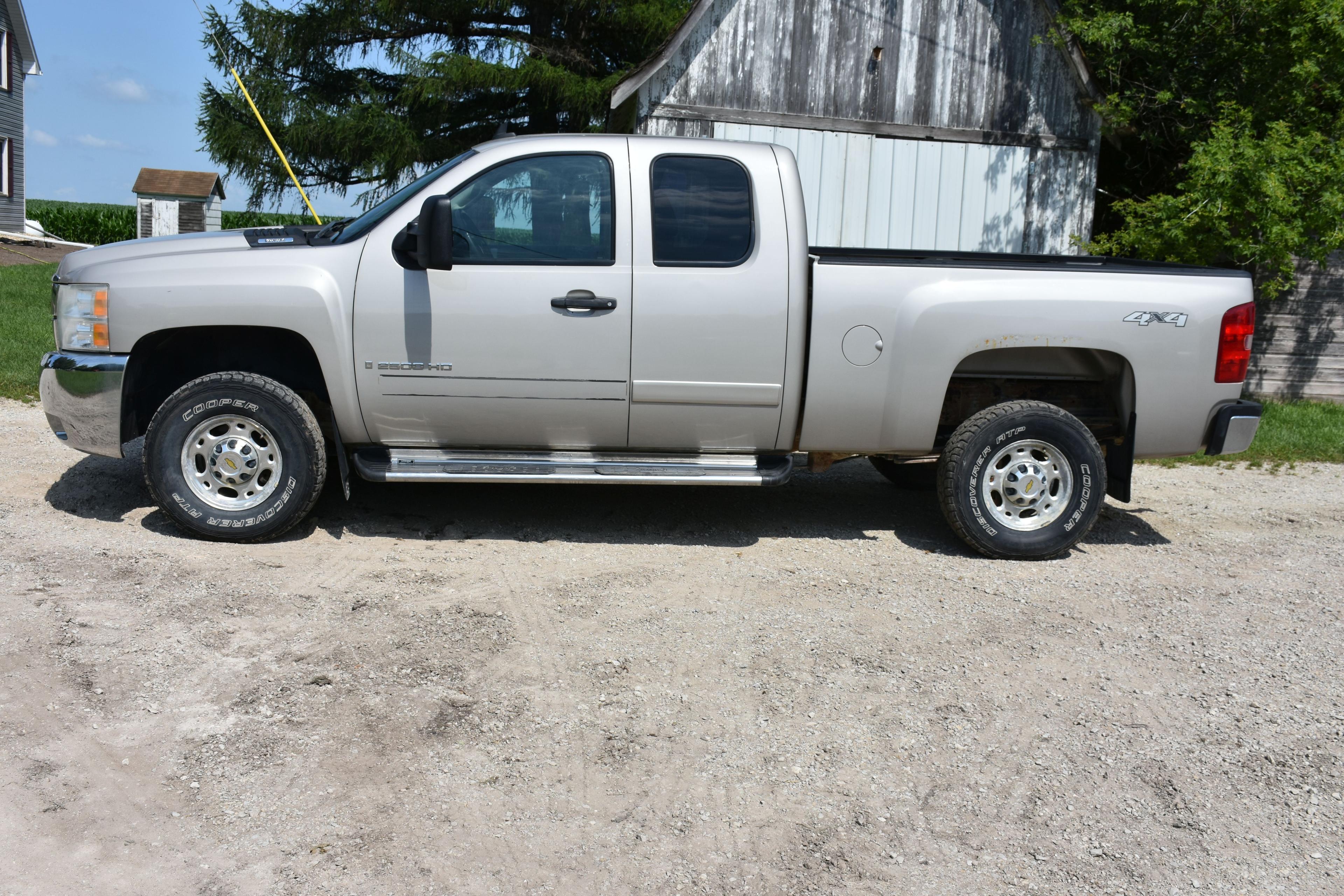 2008 Chevy 2500 HD LT  Silverado 4x4, 6.0 Vortec V8, Auto, Extended Cab, 6’ Box, 4 door, 51,313 mile