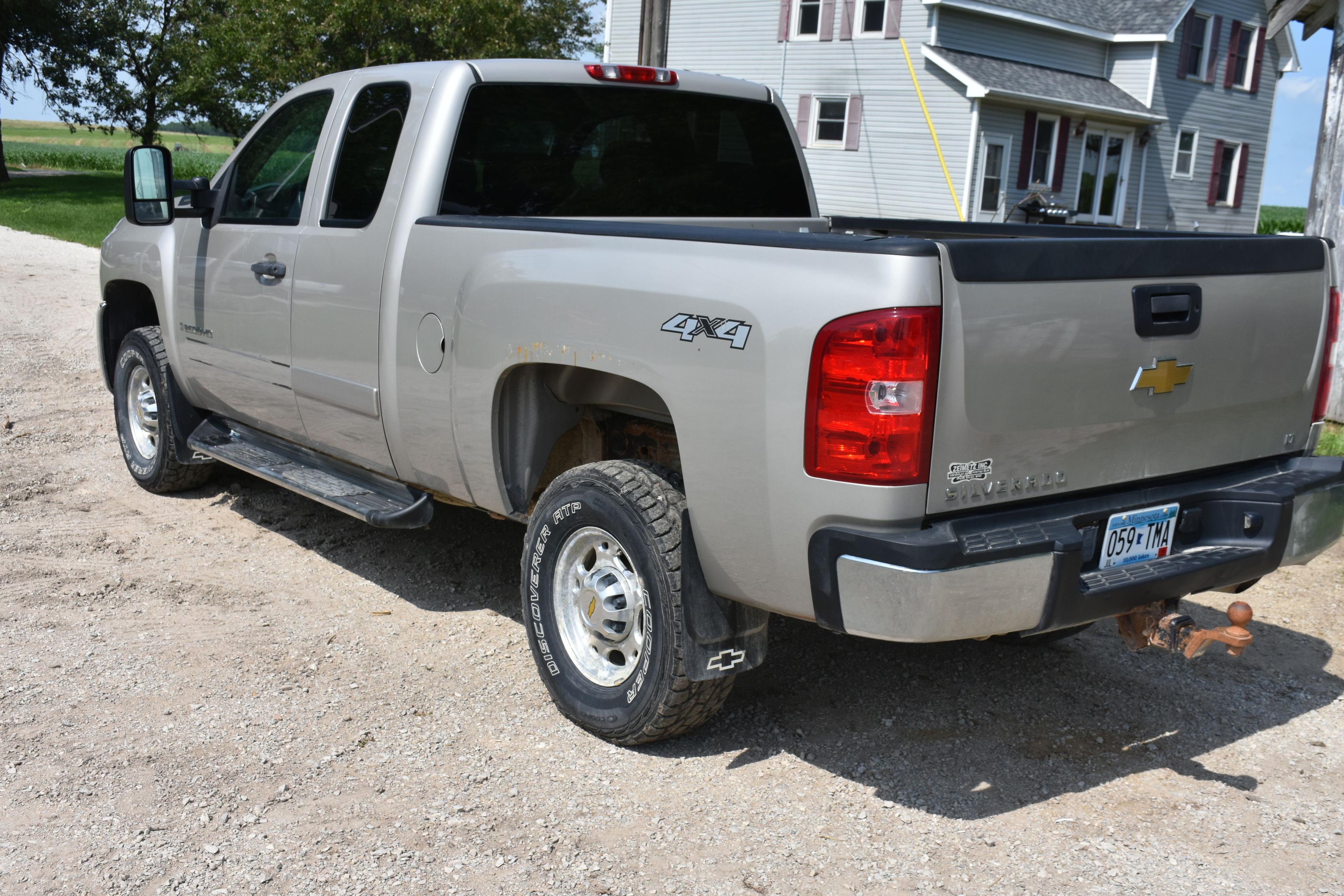 2008 Chevy 2500 HD LT  Silverado 4x4, 6.0 Vortec V8, Auto, Extended Cab, 6’ Box, 4 door, 51,313 mile