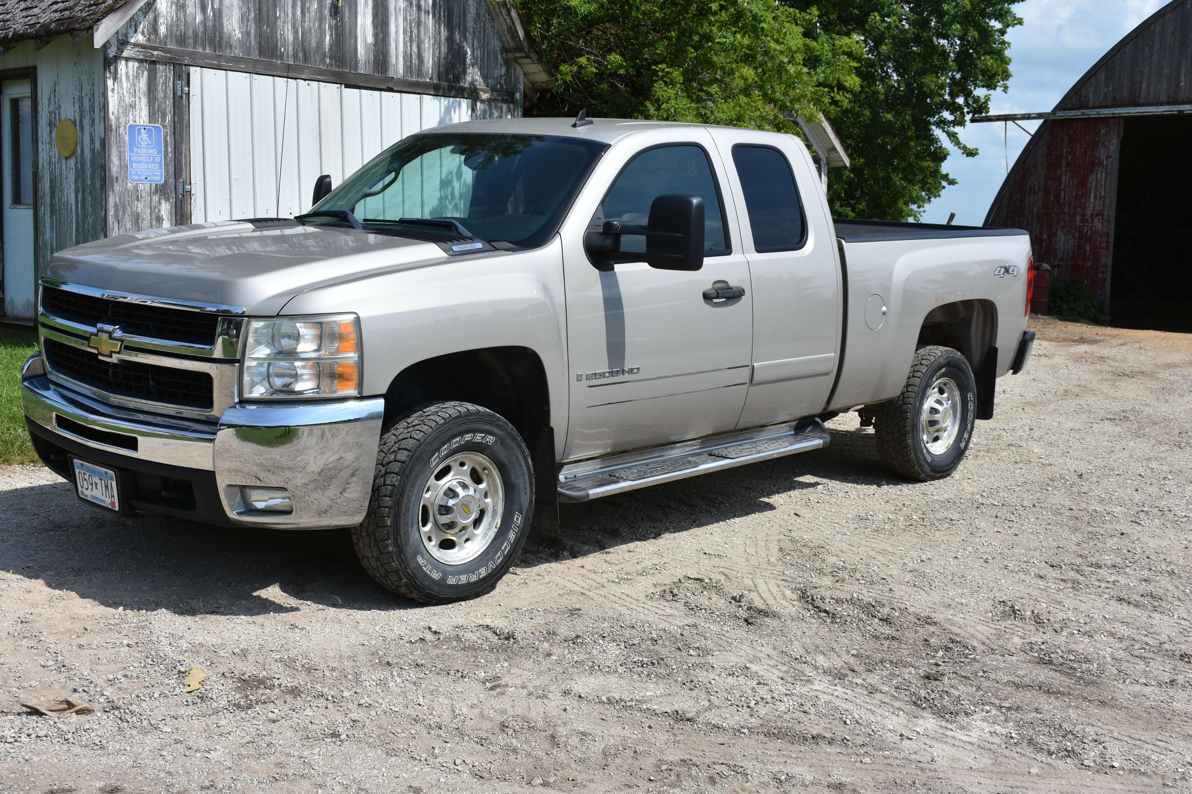 2008 Chevy 2500 HD LT  Silverado 4x4, 6.0 Vortec V8, Auto, Extended Cab, 6’ Box, 4 door, 51,313 mile